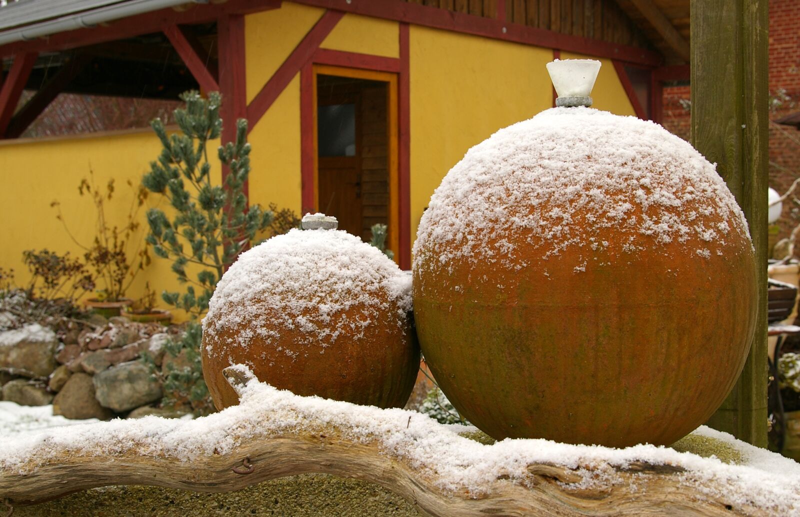 Pentax *ist DL2 sample photo. Terracotta, balls, terracotta balls photography