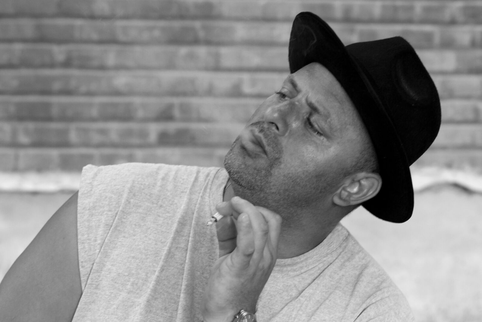 Canon EOS 700D (EOS Rebel T5i / EOS Kiss X7i) + Canon EF 85mm F1.8 USM sample photo. Man, hats, cigarette photography