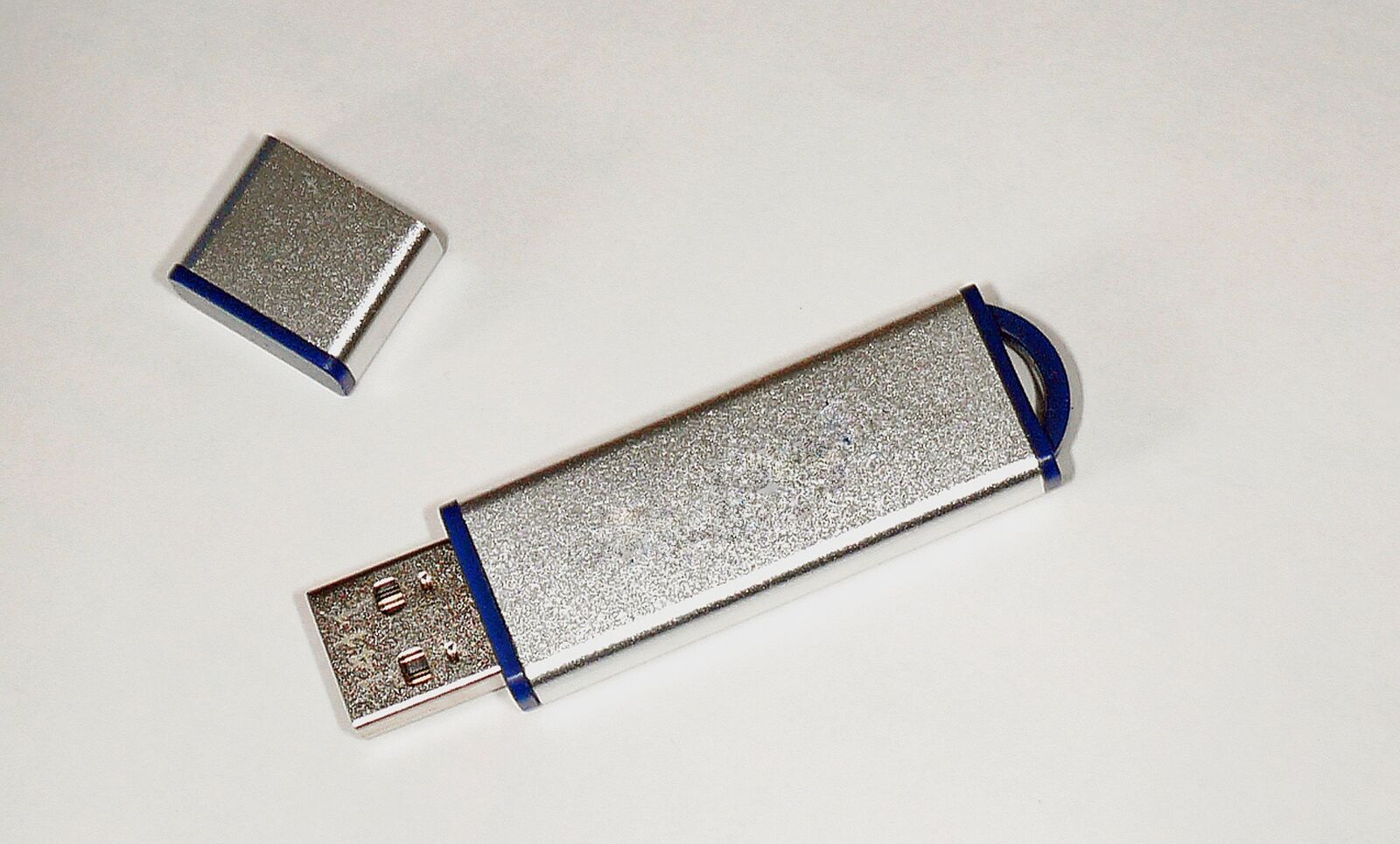 Leica V-LUX 1 sample photo. Usb, usb stick, memory photography
