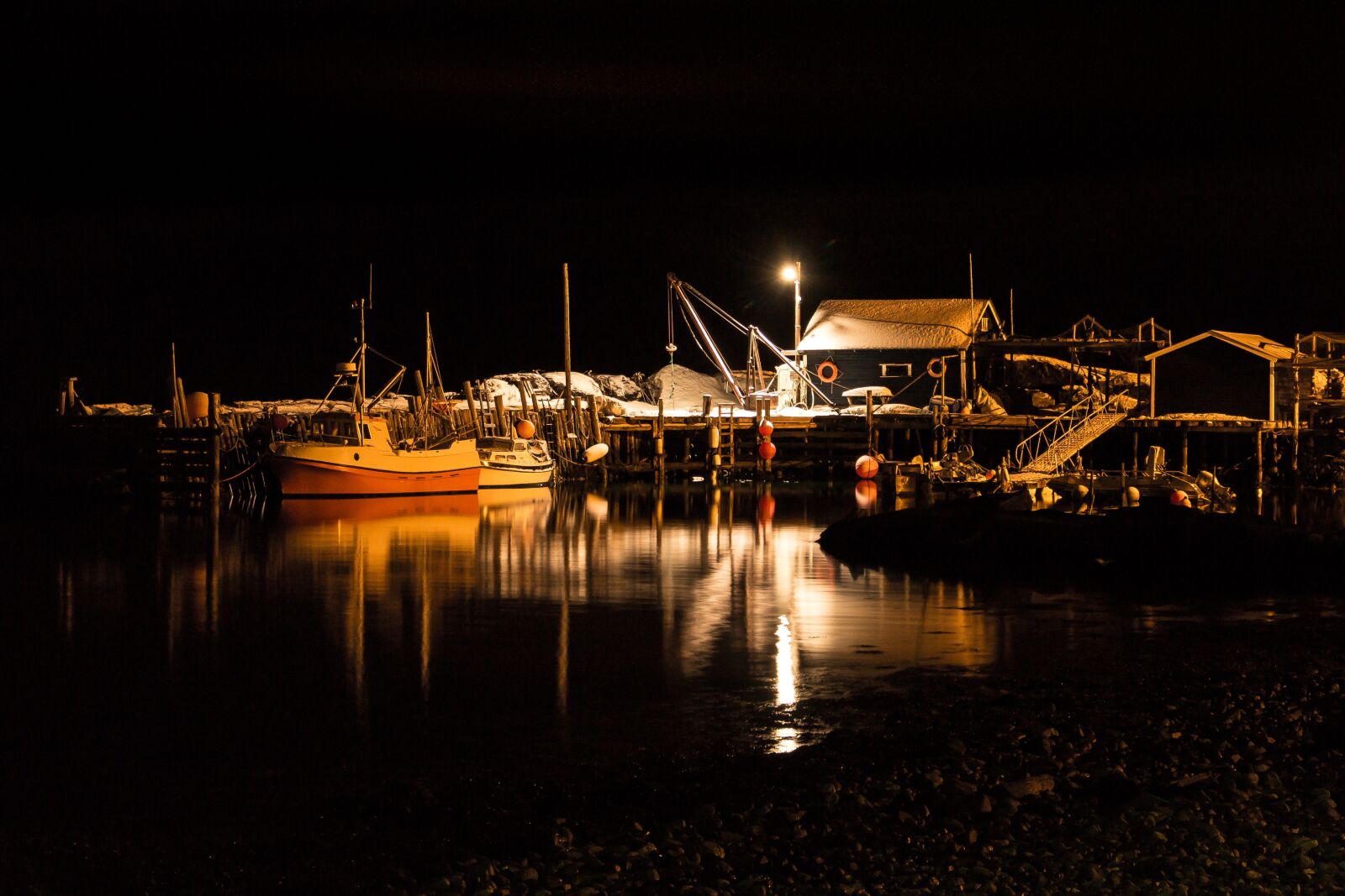 Canon EOS 100D (EOS Rebel SL1 / EOS Kiss X7) sample photo. Fishingboat, docks, water photography