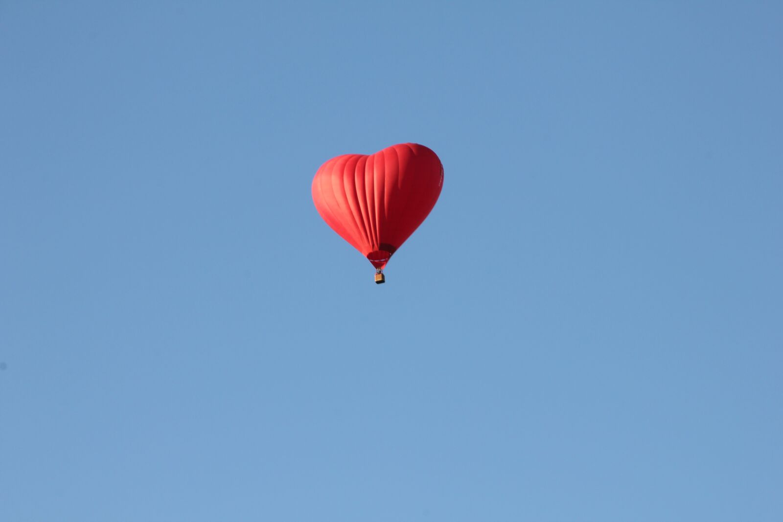 Canon EOS 550D (EOS Rebel T2i / EOS Kiss X4) sample photo. Hot air balloon, sky photography