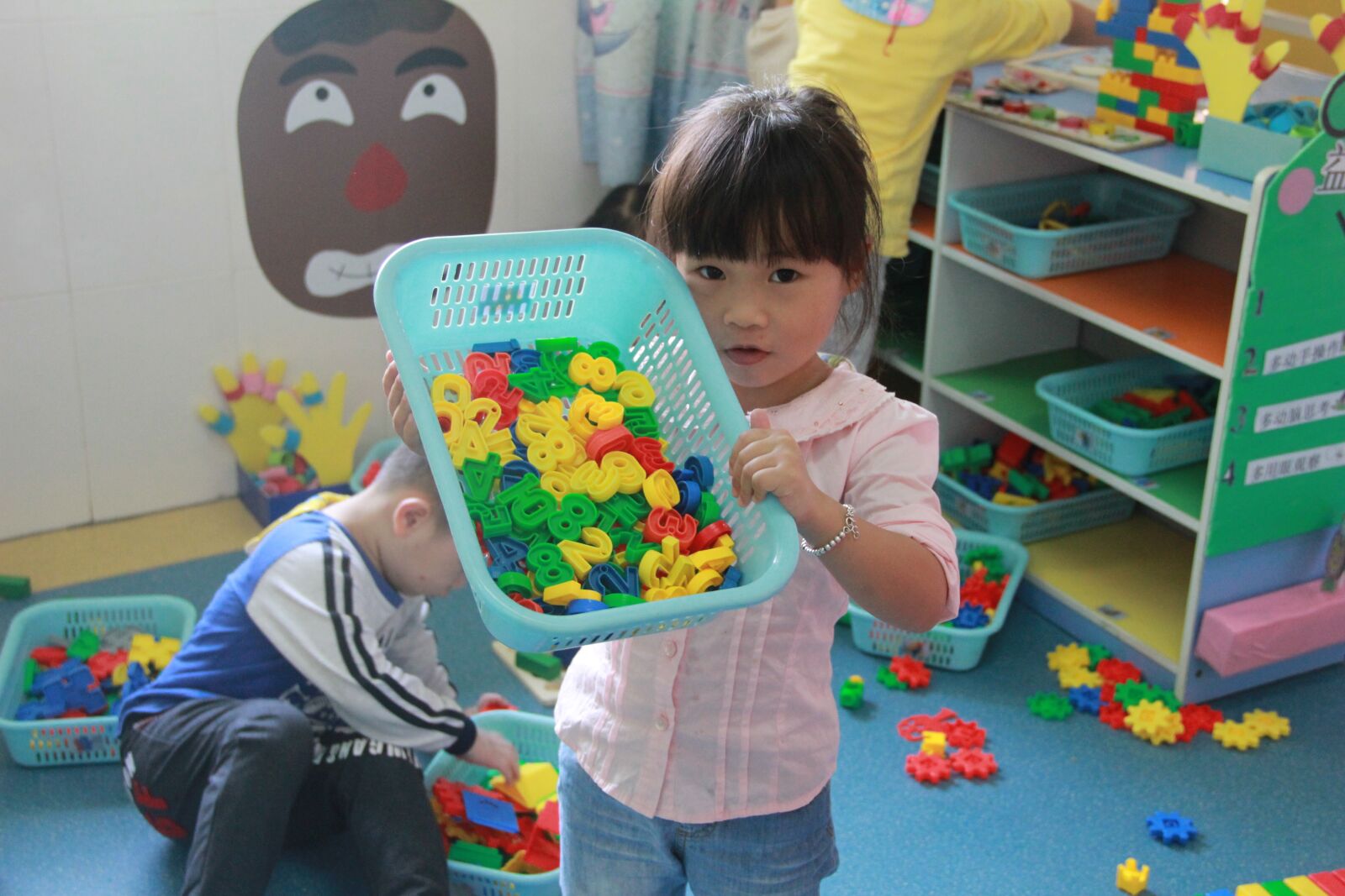 Canon EOS 600D (Rebel EOS T3i / EOS Kiss X5) sample photo. Snowflake puzzle, nursery, play photography