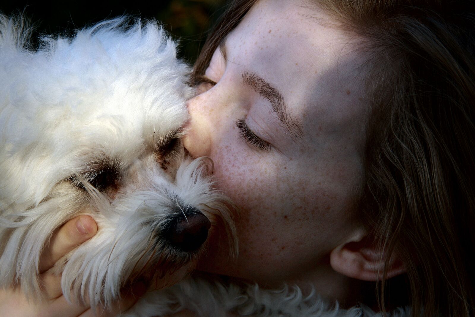 Canon EOS 1000D (EOS Digital Rebel XS / EOS Kiss F) sample photo. Complicity, love, portrait photography