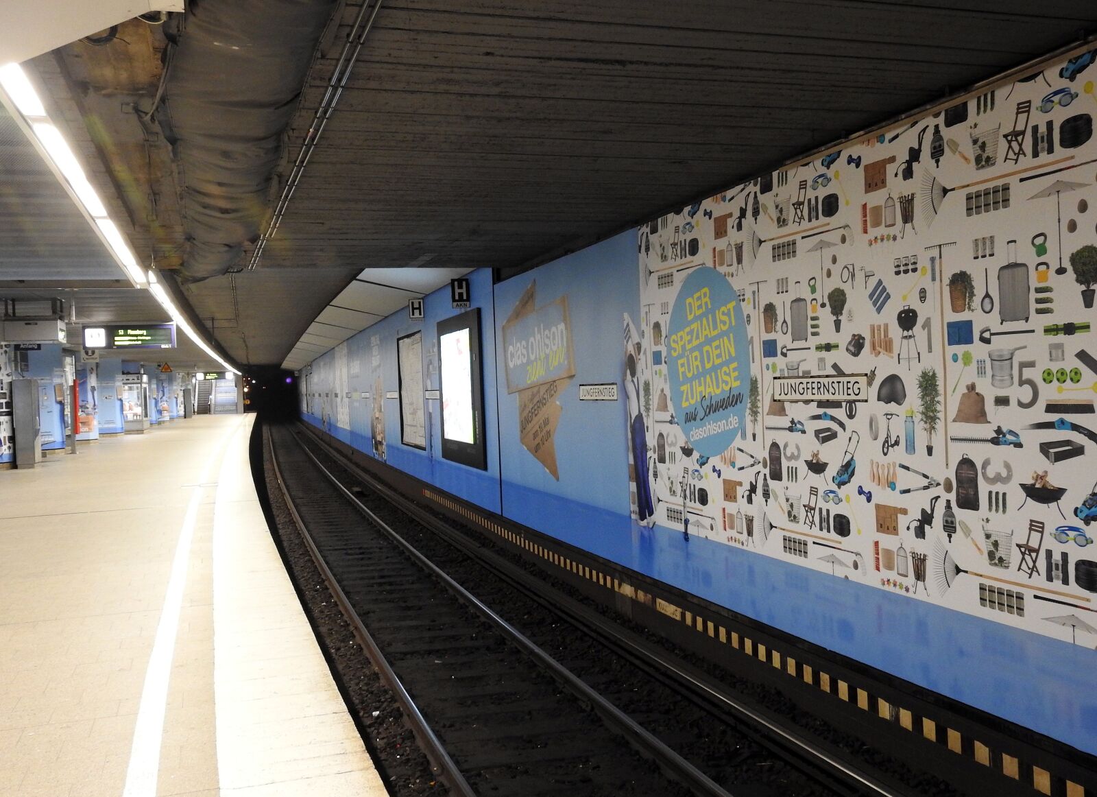 Nikon Coolpix P900 sample photo. Metro, stop, rails photography