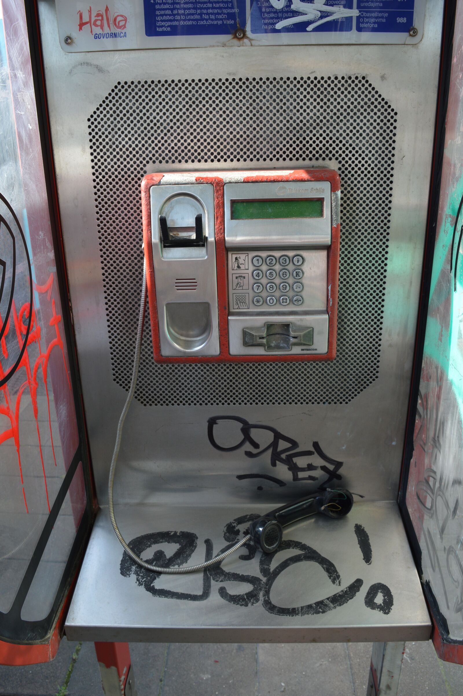 Nikon D3200 sample photo. Old phone, city, old photography