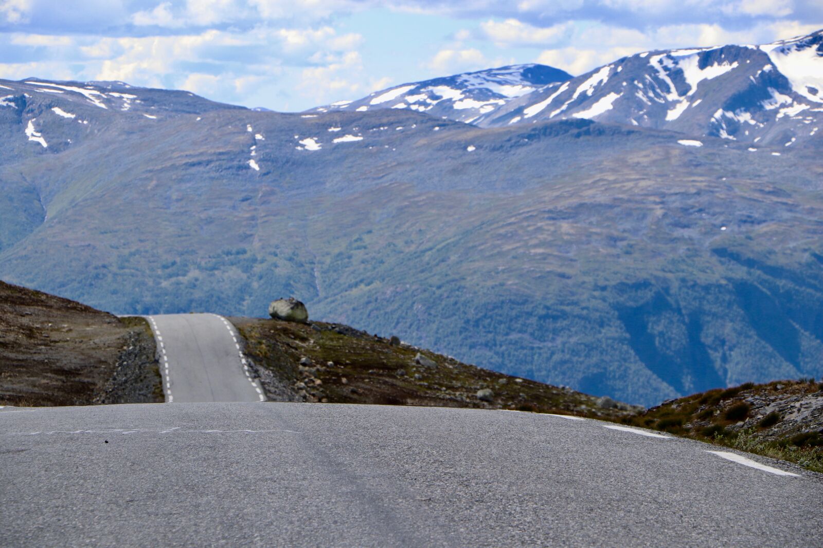 Canon EOS 800D (EOS Rebel T7i / EOS Kiss X9i) sample photo. Norway, road, mountain photography