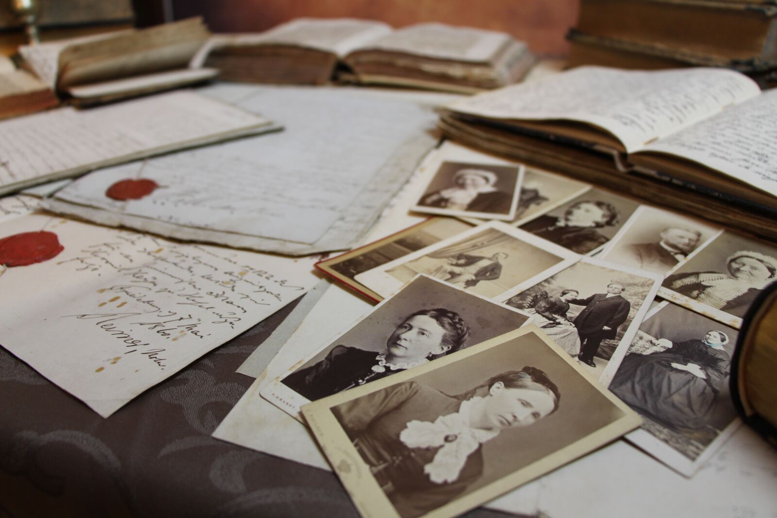 Canon EOS 700D (EOS Rebel T5i / EOS Kiss X7i) sample photo. Old photos, paper, books photography