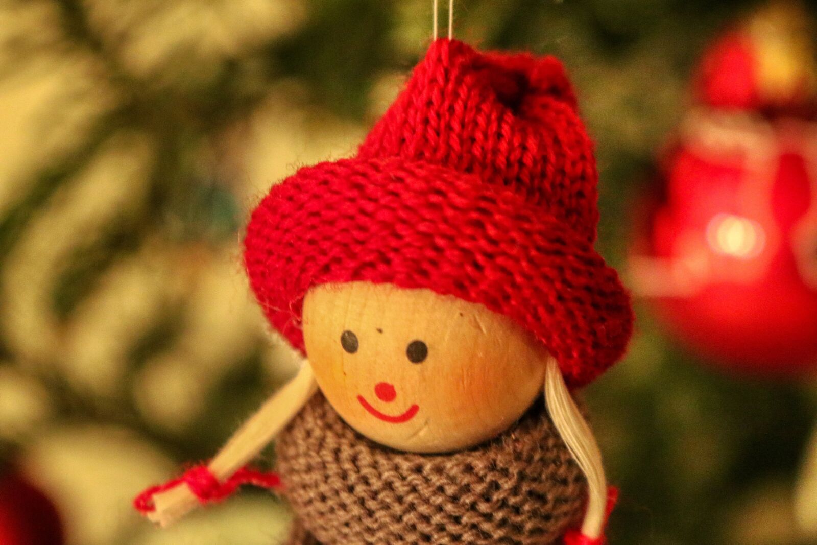 Canon EOS 80D sample photo. Figure, red, christmas photography