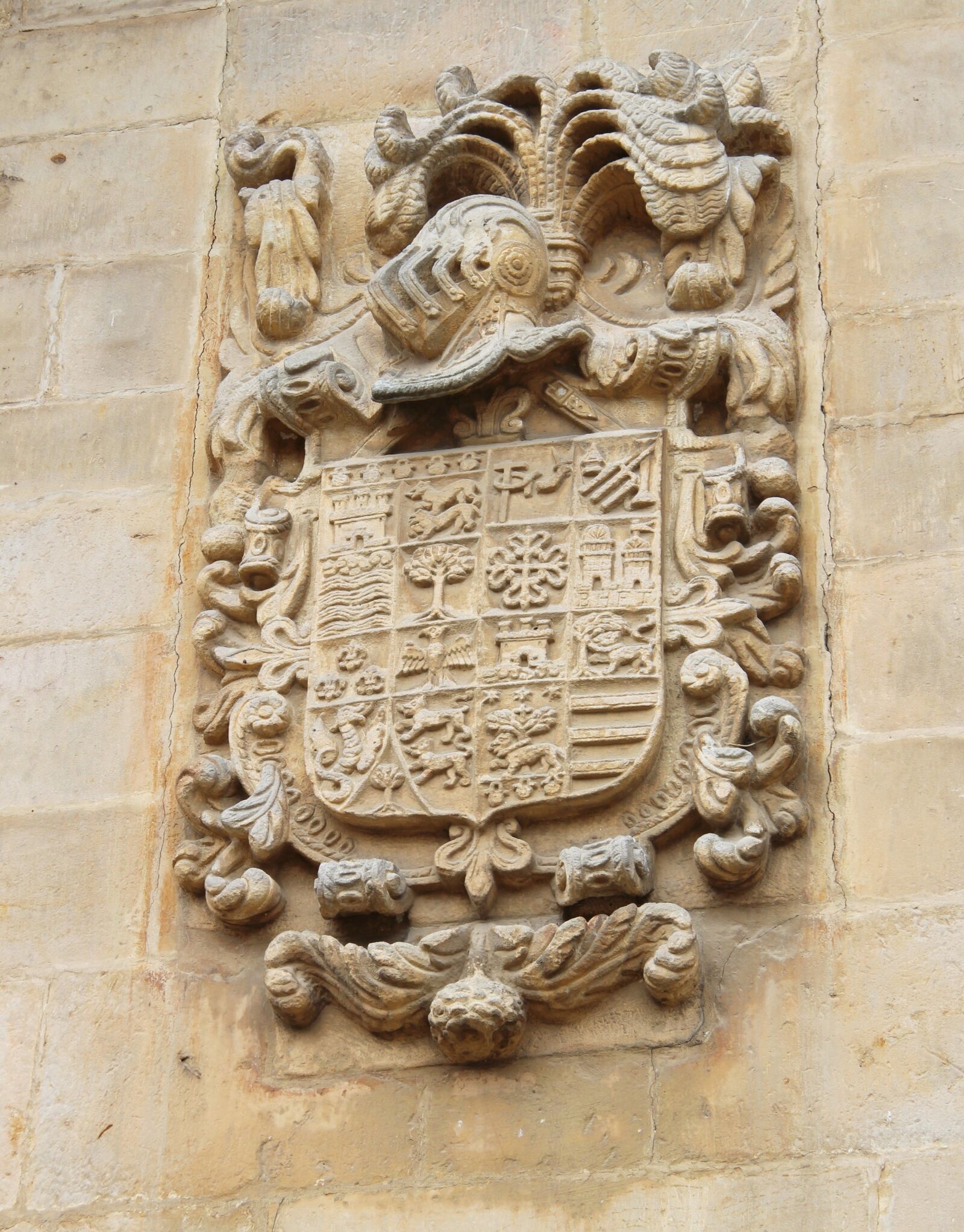 Canon EF-S 17-85mm F4-5.6 IS USM sample photo. Coat of arms, stone photography