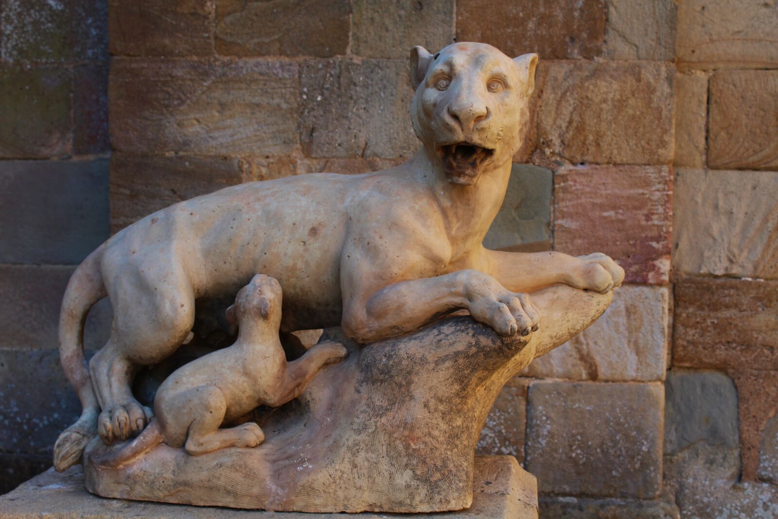 Canon EOS 1200D (EOS Rebel T5 / EOS Kiss X70 / EOS Hi) sample photo. Statue, stone statue, lioness photography