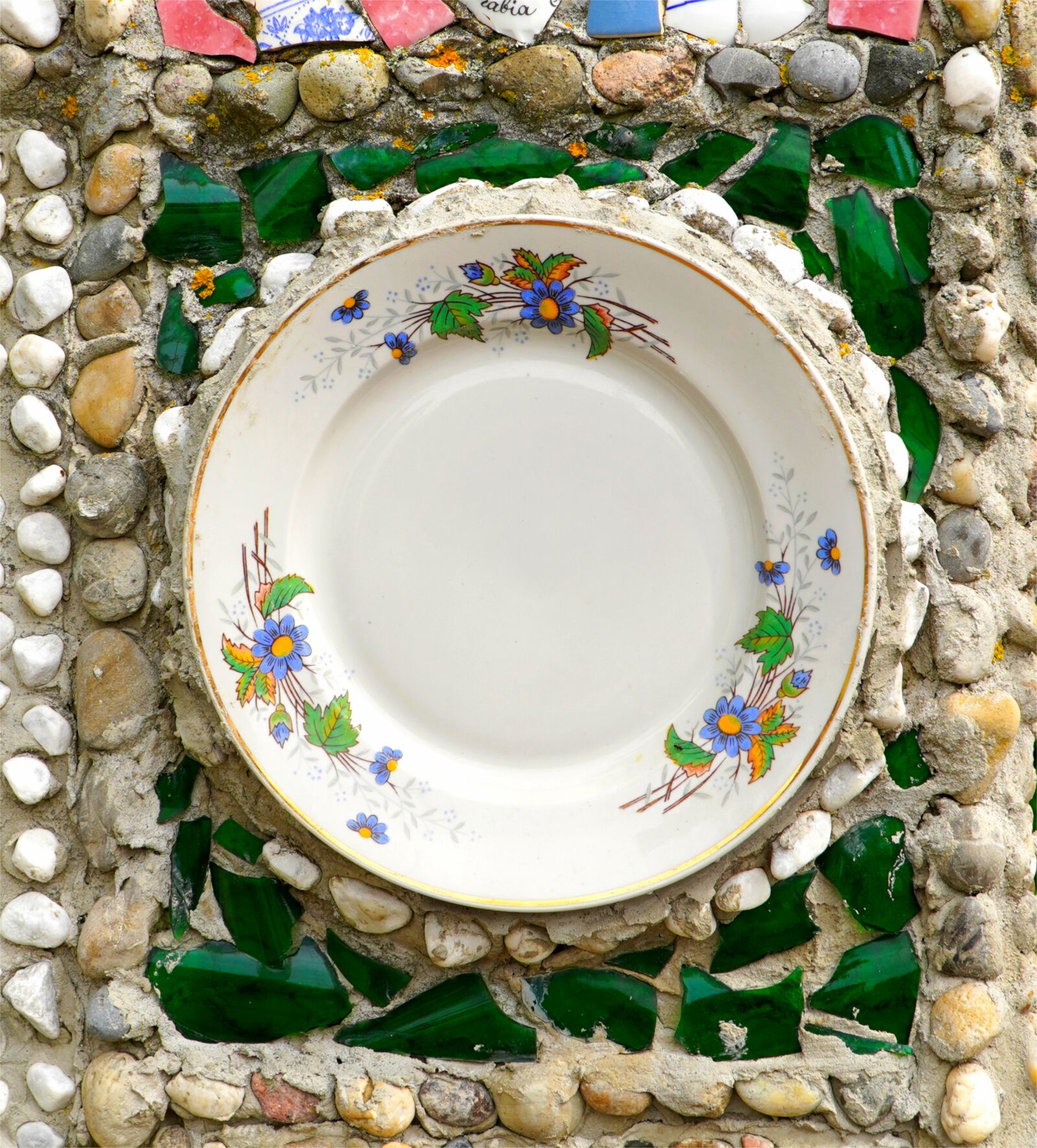 Sony E PZ 18-105mm F4 G OSS sample photo. Mosaic, garden wall, plate photography