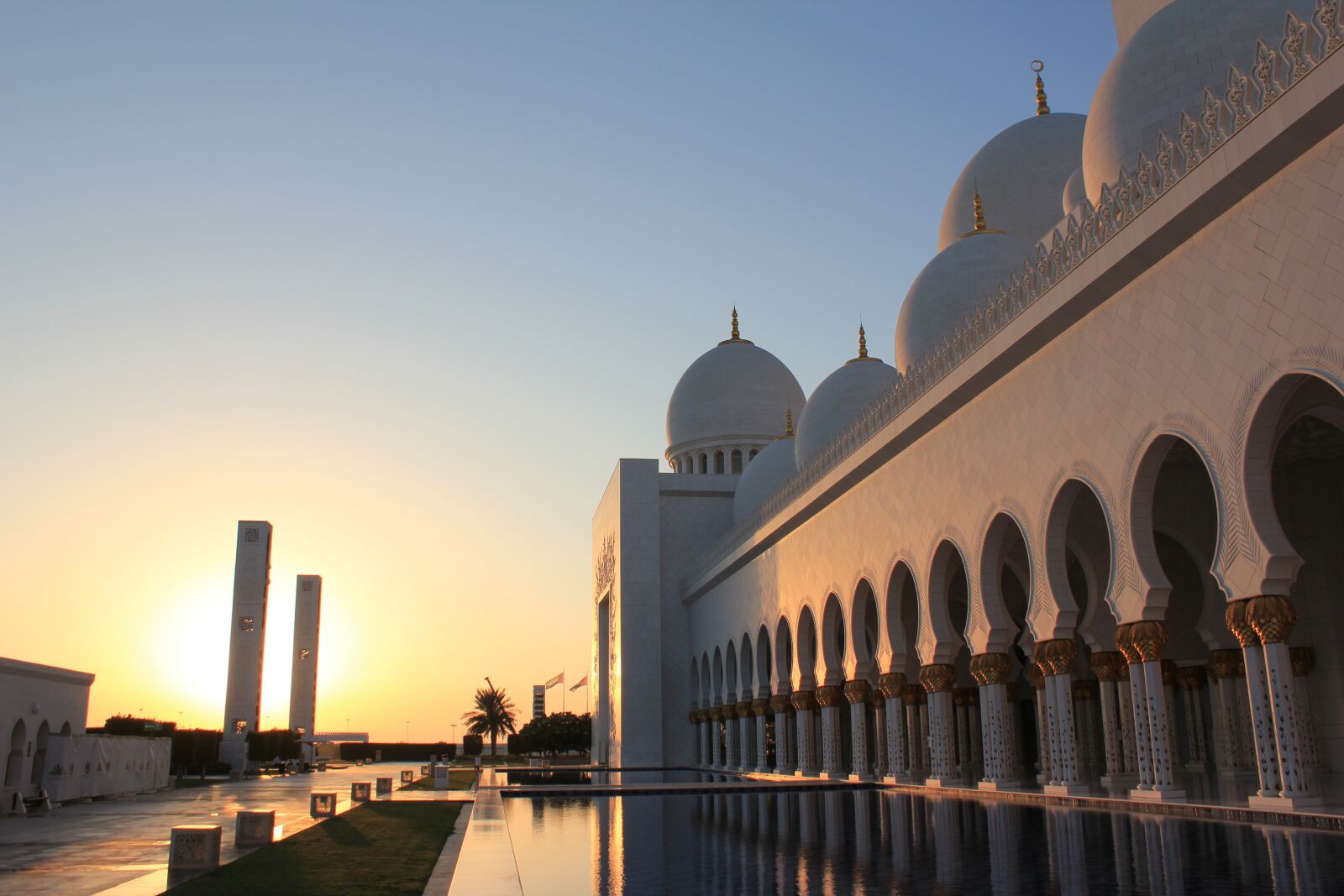 Canon EOS 550D (EOS Rebel T2i / EOS Kiss X4) sample photo. Mosque, reflection, water photography