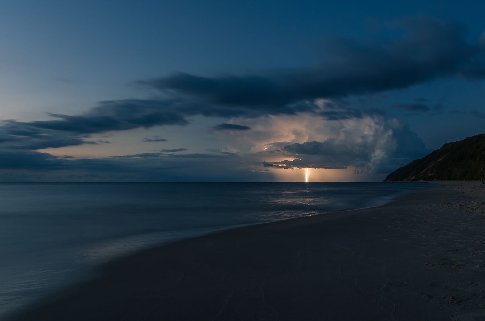 Nikon D7000 sample photo. Lightning, storm, weather photography
