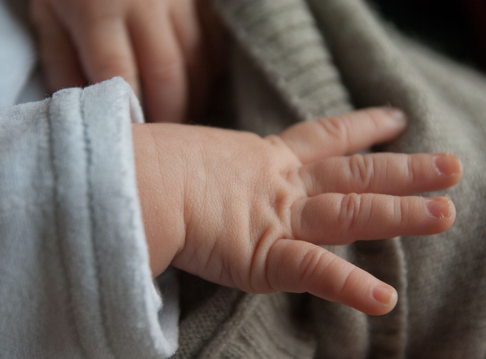 Pentax K10D sample photo. Baby, hand, birth photography
