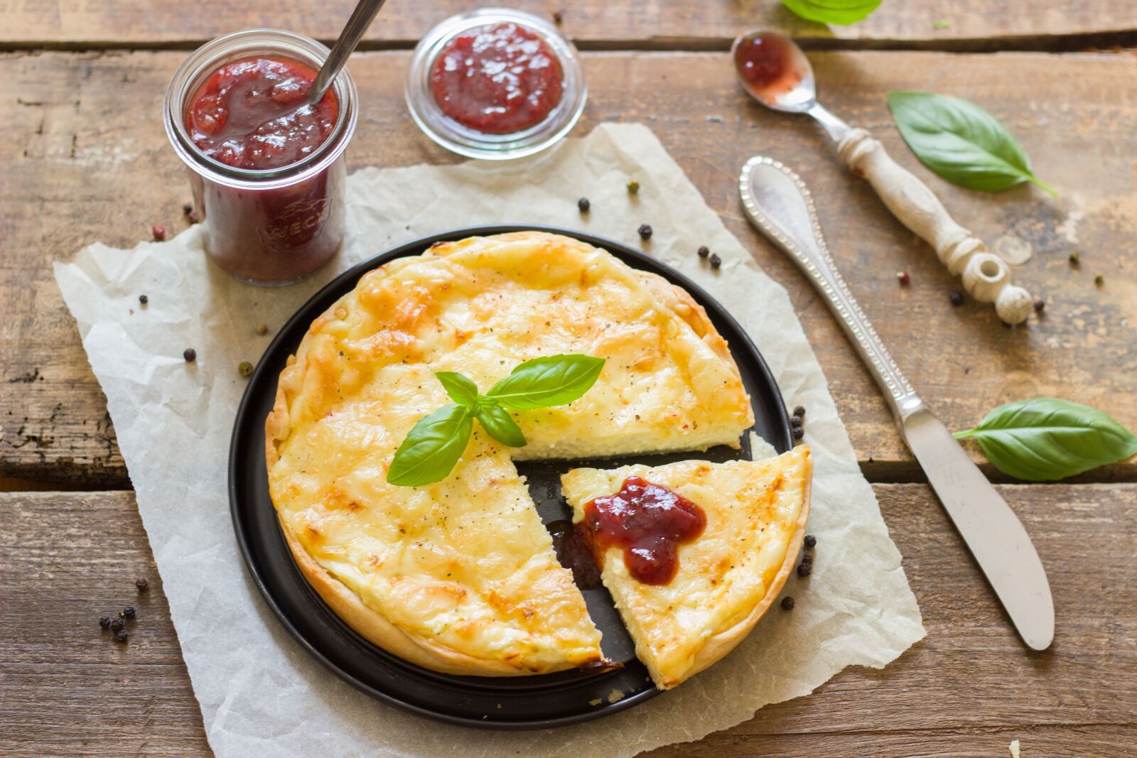 Canon EOS 600D (Rebel EOS T3i / EOS Kiss X5) + Canon EF 50mm F1.8 STM sample photo. Tarte, piquant, quiche photography