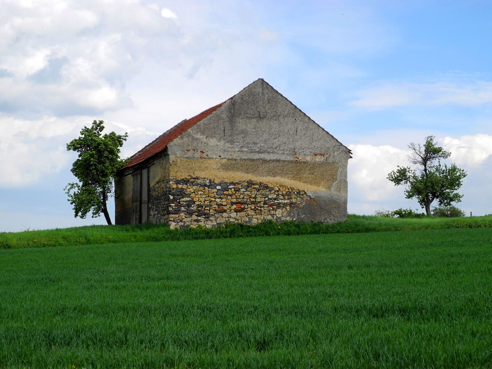 Nikon Coolpix P7000 sample photo. Barn, old, meadow photography