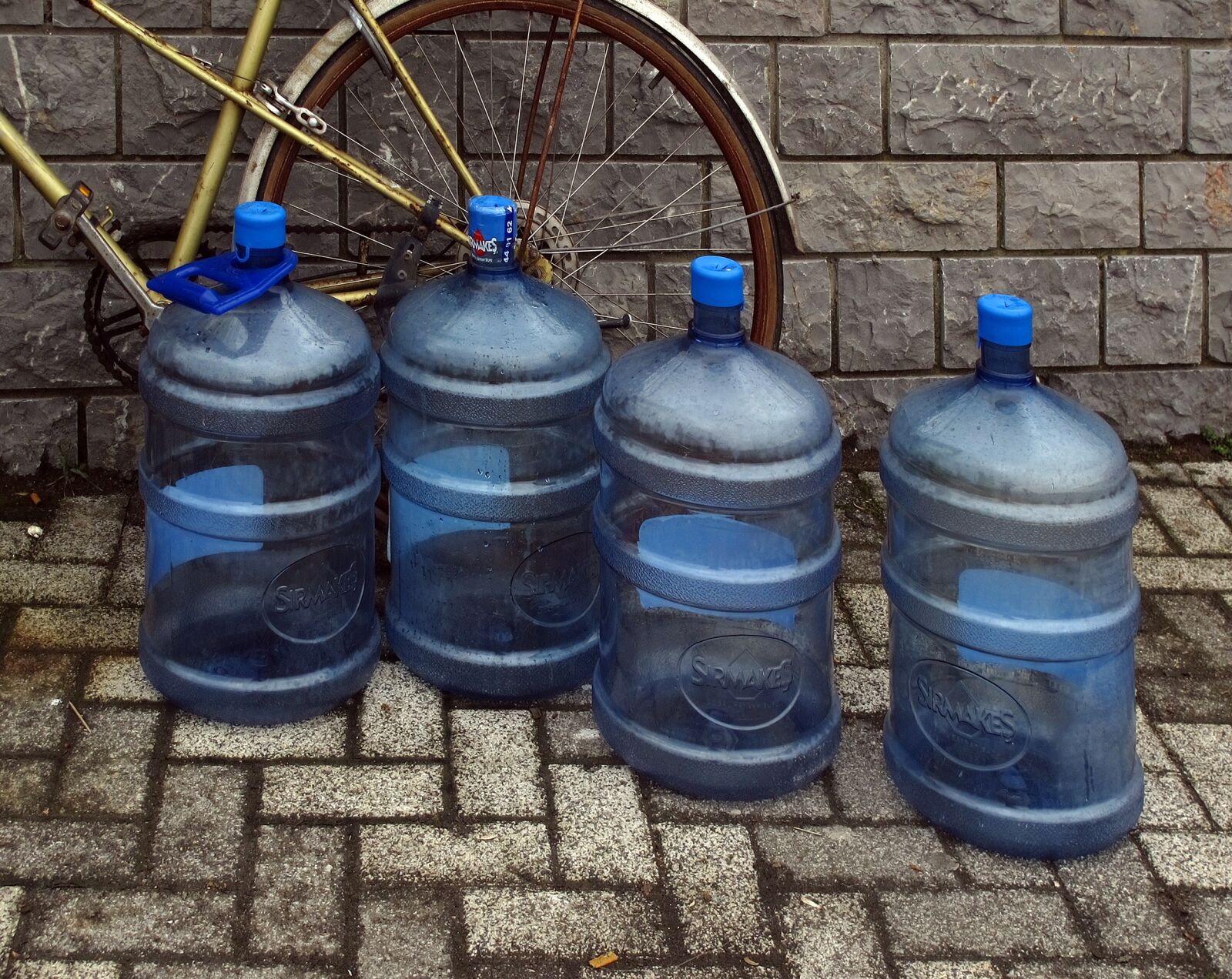 Canon PowerShot G12 sample photo. Water bottles, bike, patch photography