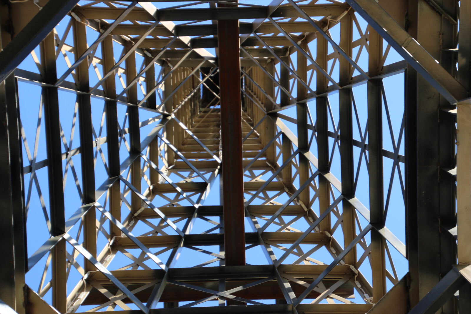 Canon EOS 7D Mark II sample photo. Blue, sky, building, eiffel photography