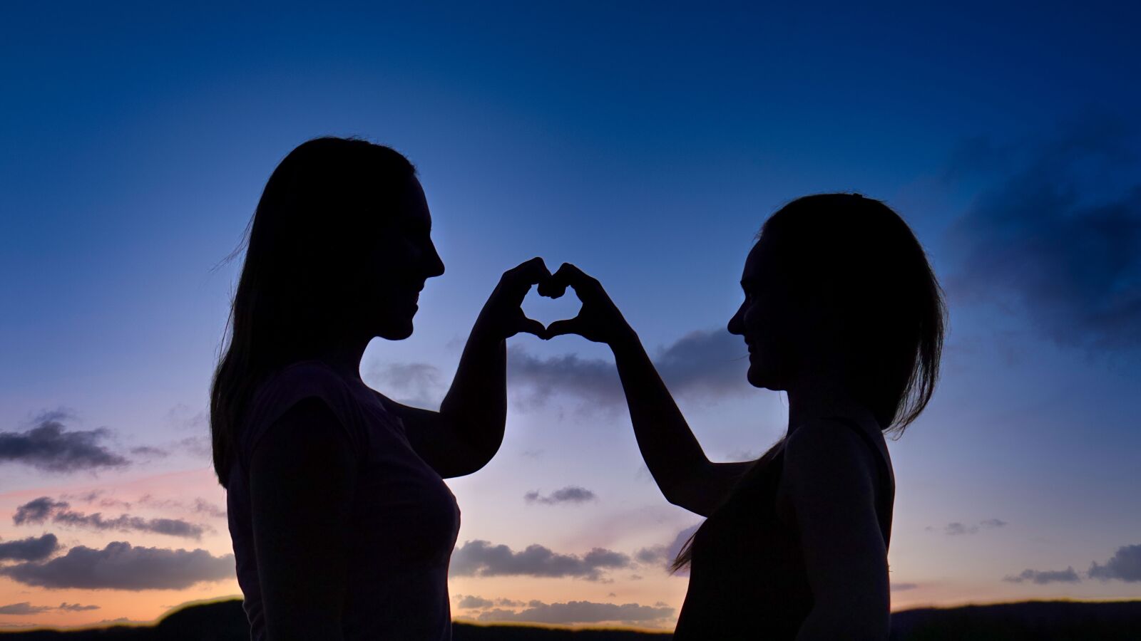 E 50mm F1.8 OSS sample photo. Friendship, heart, evening photography