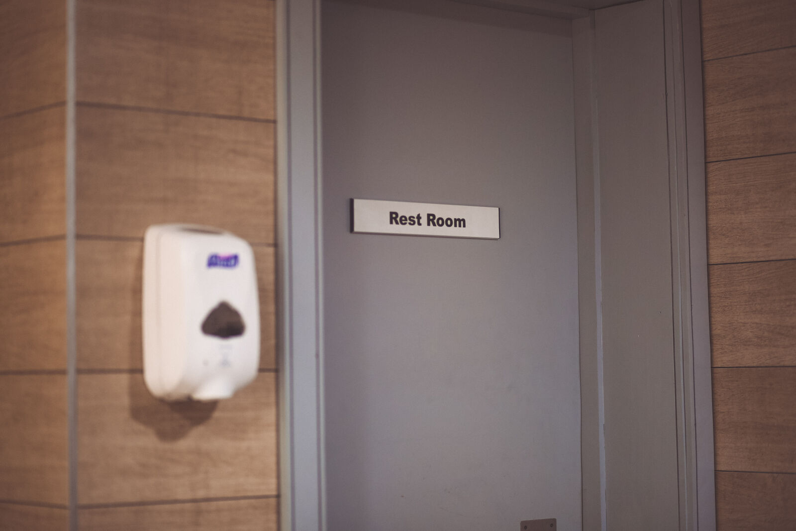 Canon EF 85mm F1.8 USM sample photo. Rest, room, door photography