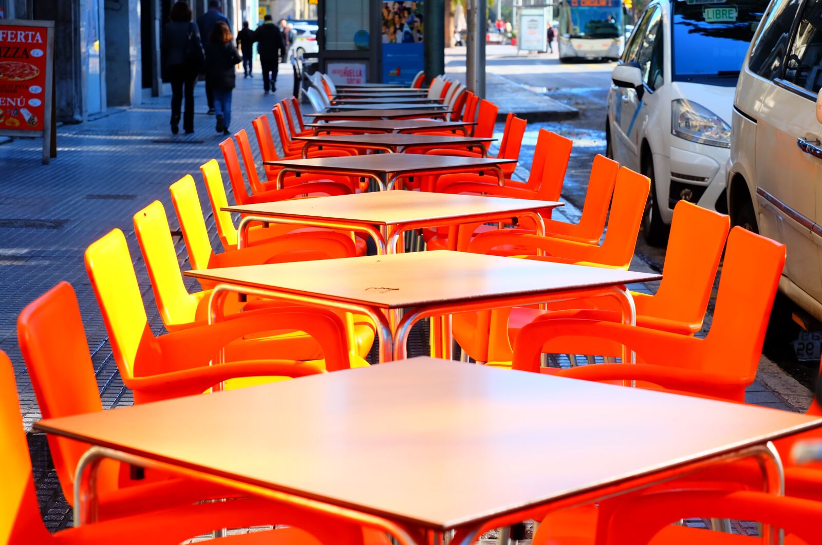 Fujifilm X-A2 + Fujifilm XC 50-230mm F4.5-6.7 OIS II sample photo. Tables, street, bar photography