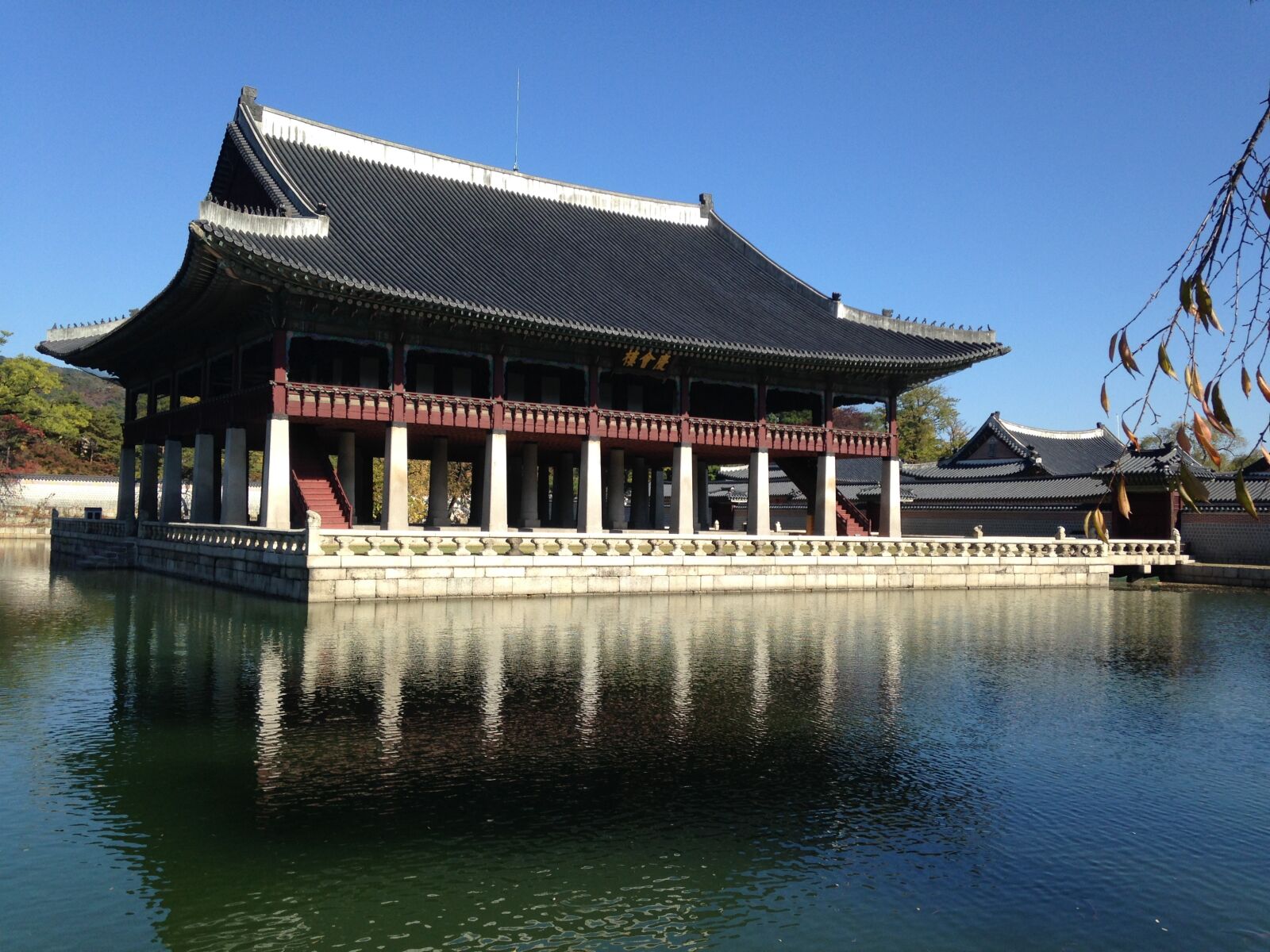 iPhone 5 back camera 4.12mm f/2.4 sample photo. For that, gyeonghoeru, forbidden photography