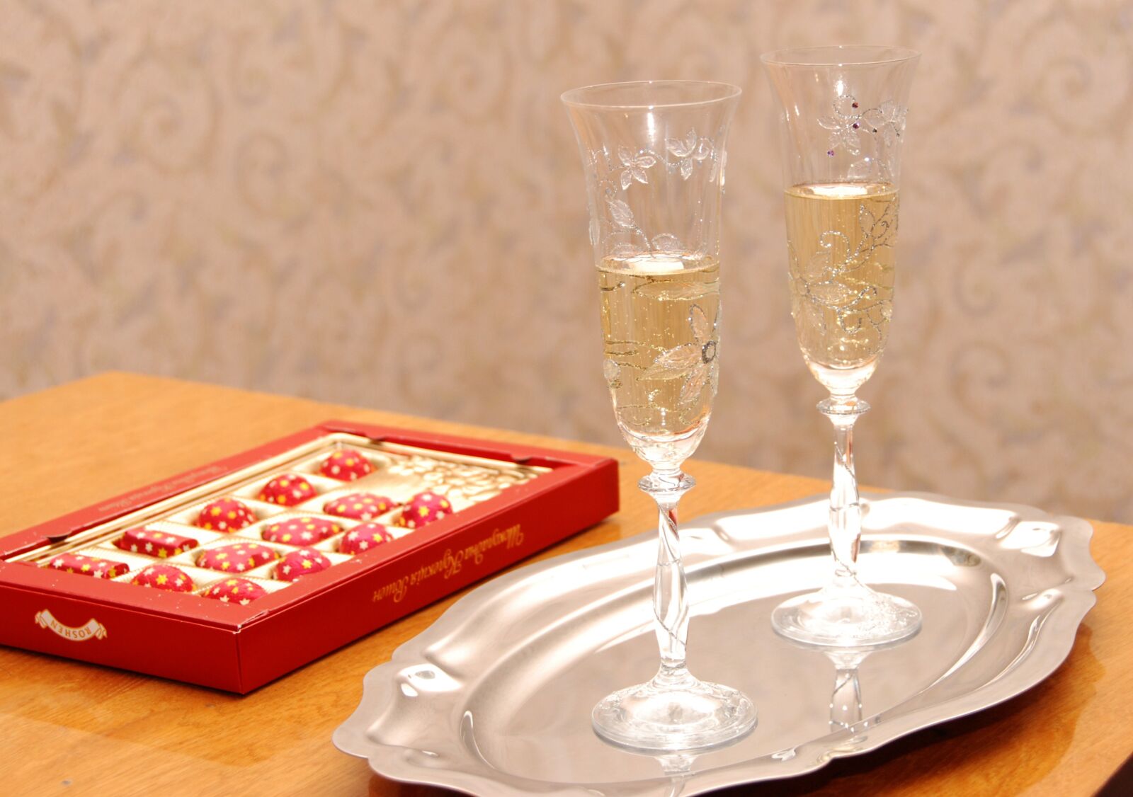Nikon D80 sample photo. Wine glasses, candy, shompanskoe photography