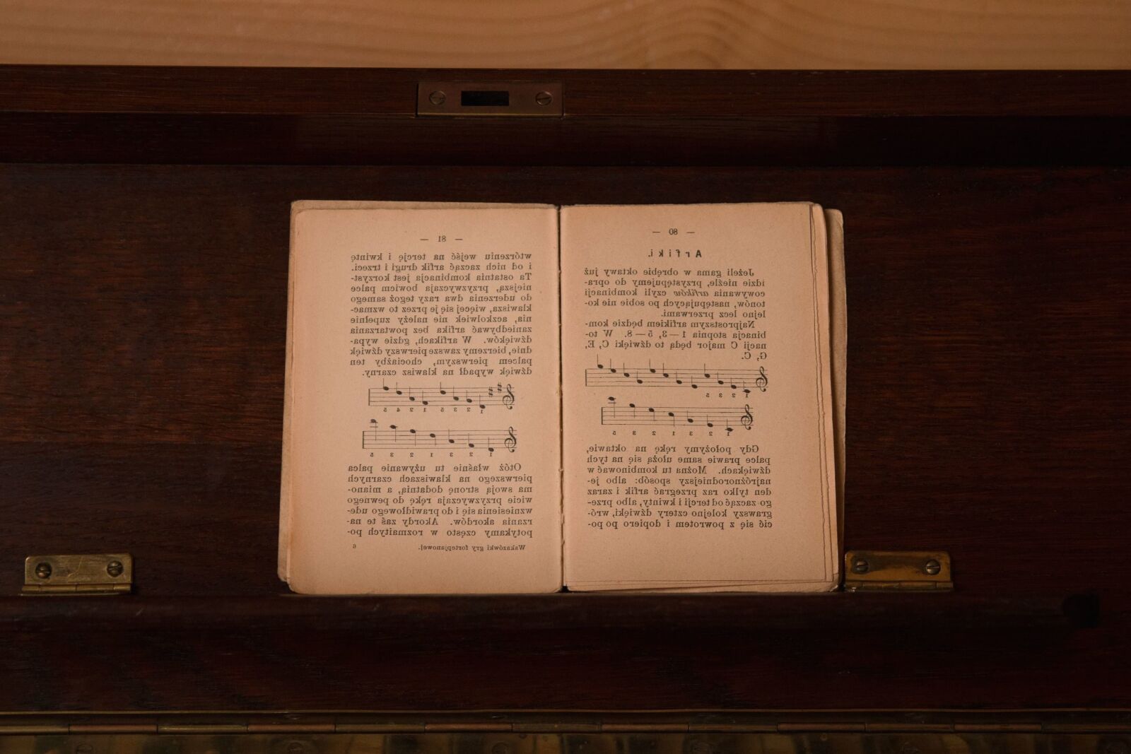 Canon EOS 70D sample photo. Wood, piano, pepper, book photography