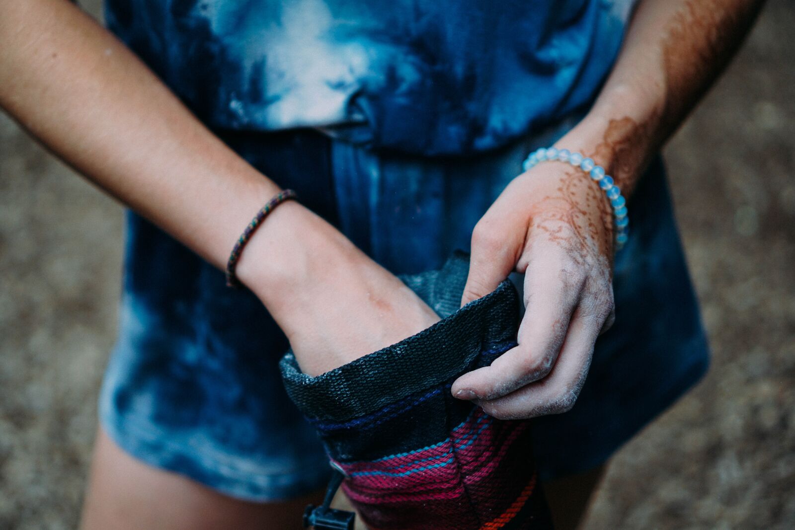 Sony a6000 + Sony E 35mm F1.8 OSS sample photo. Bag, dirty, girl photography