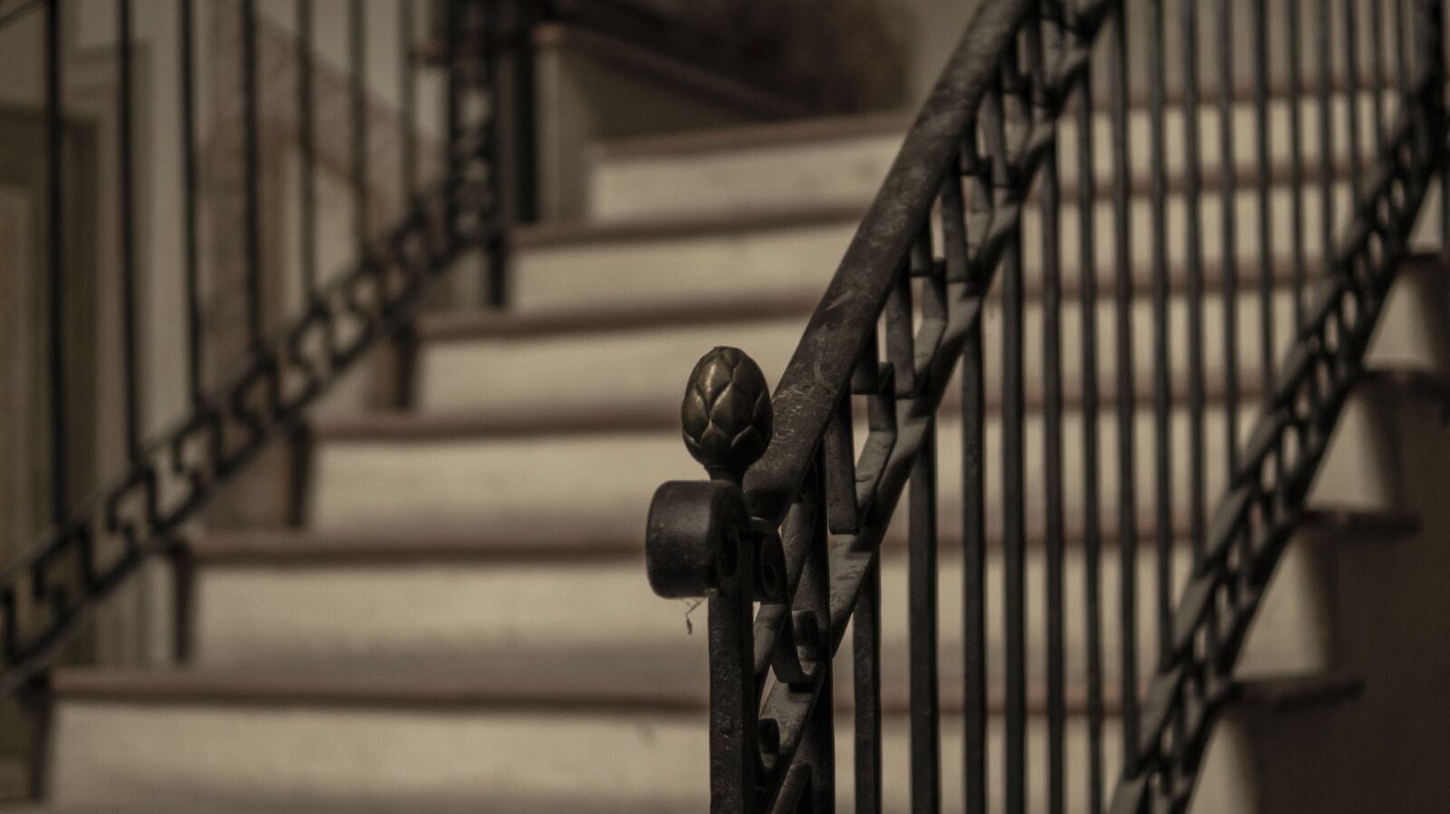 Sony DT 35mm F1.8 SAM sample photo. Scale, stairs, alte photography