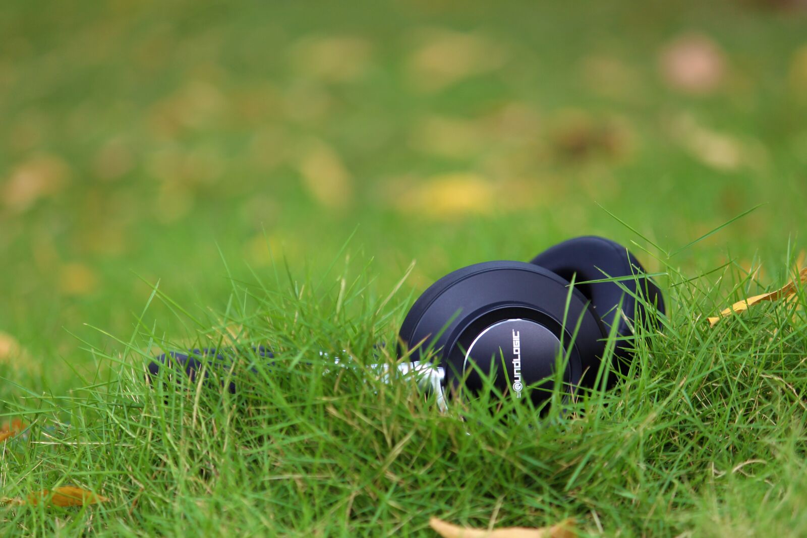 Canon EOS 700D (EOS Rebel T5i / EOS Kiss X7i) sample photo. Grass, head phones, black photography