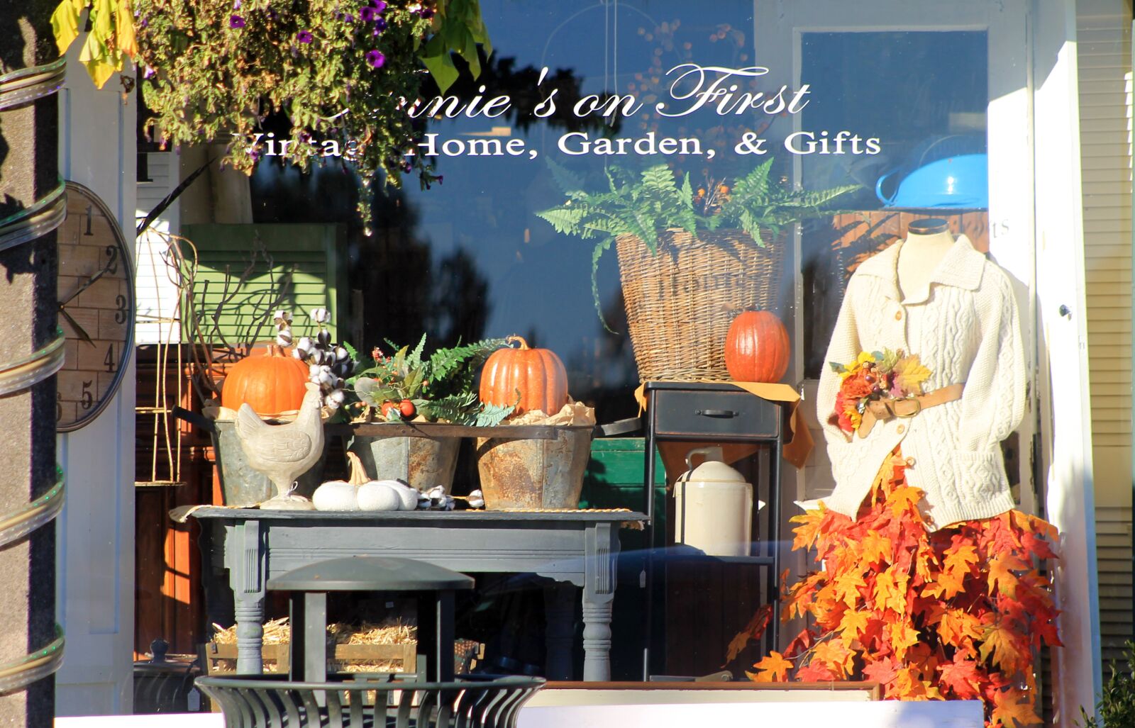 Canon EOS 1100D (EOS Rebel T3 / EOS Kiss X50) sample photo. Window, retail, fall photography