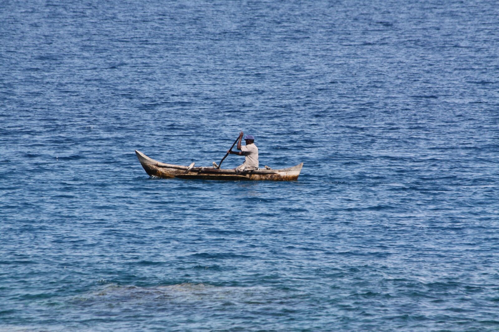 Canon EOS 450D (EOS Rebel XSi / EOS Kiss X2) sample photo. Fisherman, sea, canoe photography