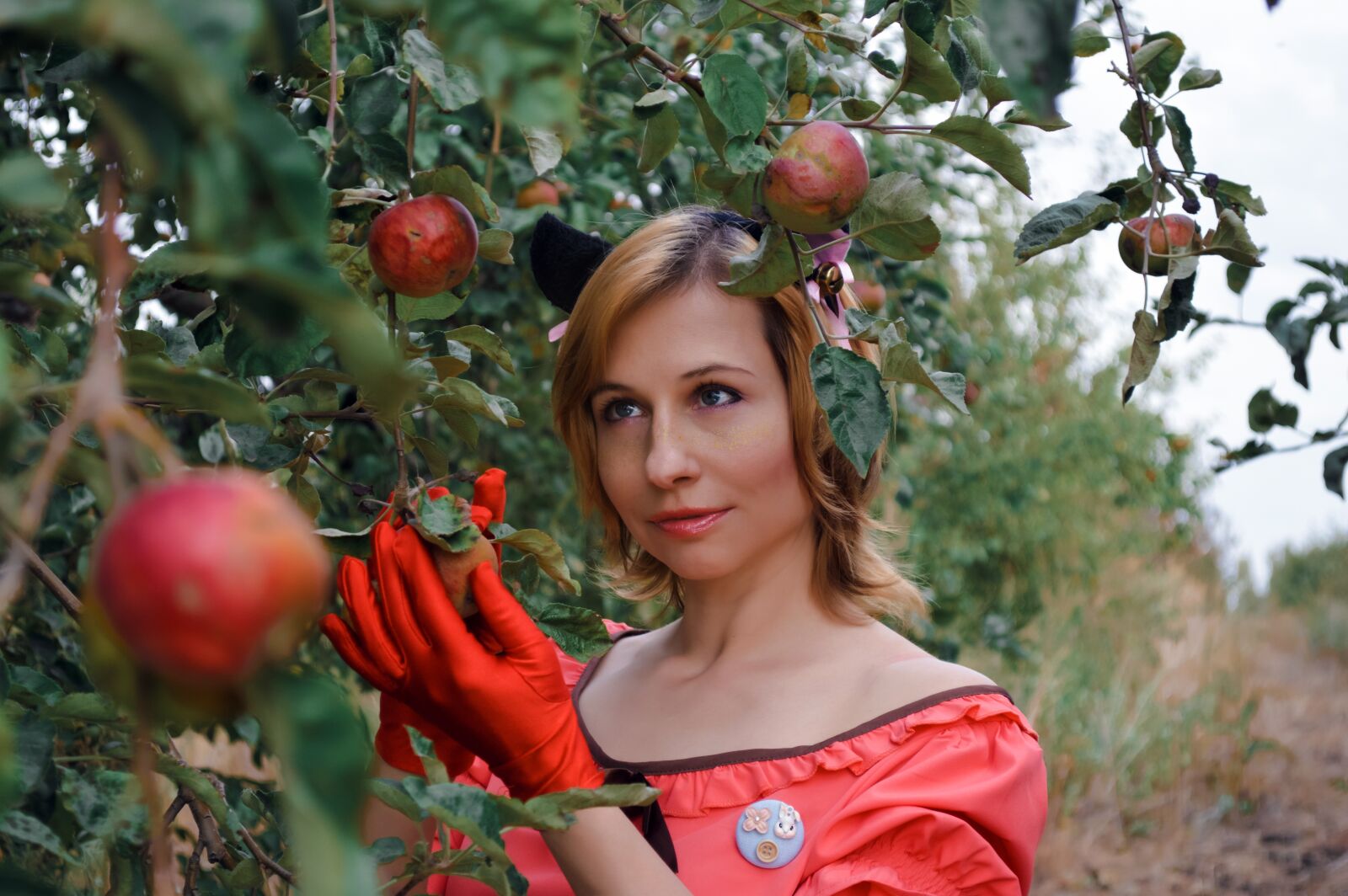 Nikon D3200 sample photo. Model, apple picking, female photography