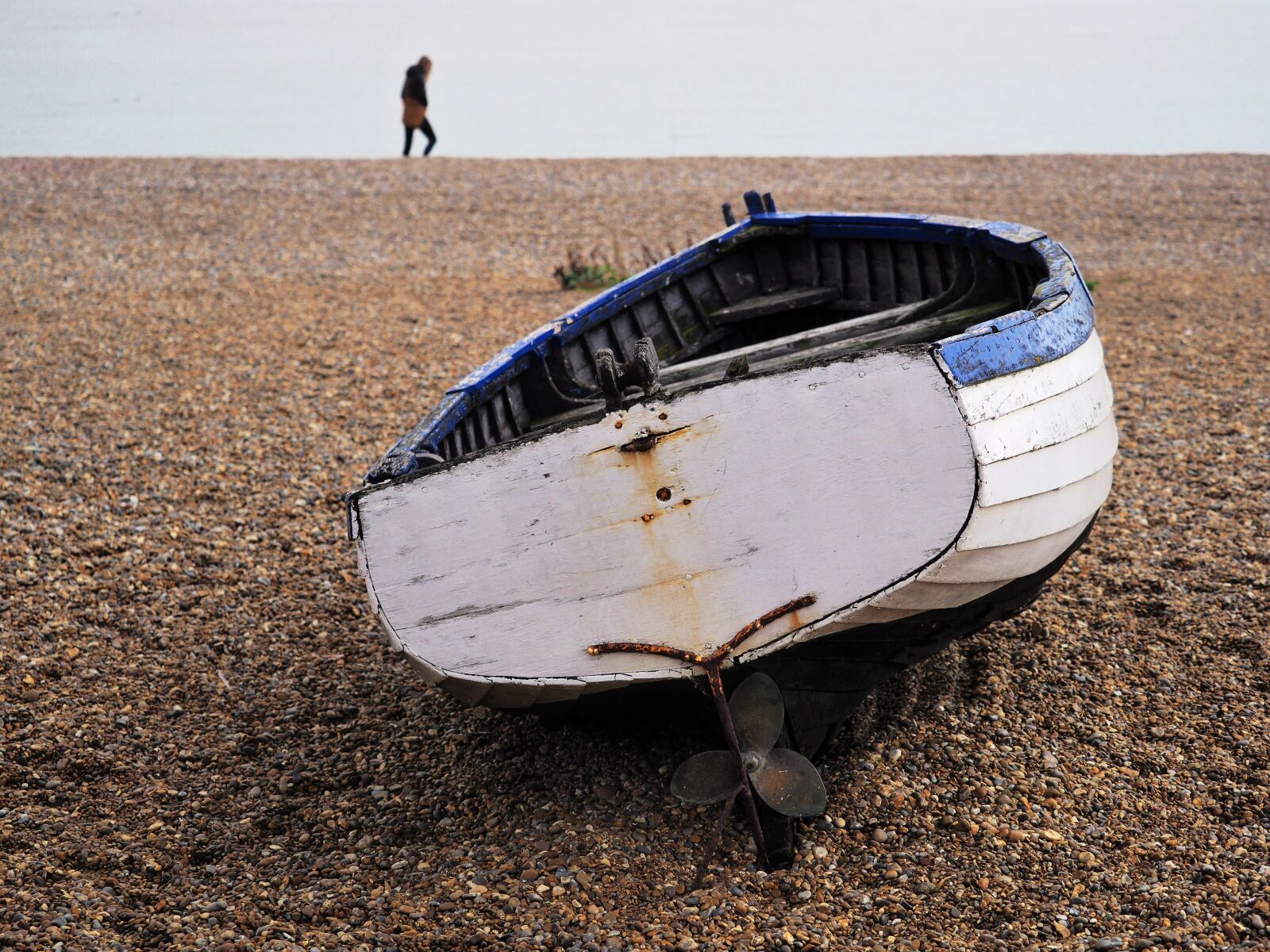 Olympus OM-D E-M1 Mark II + Olympus M.Zuiko Digital ED 40-150mm F2.8 Pro sample photo. Boat, beach, shingle photography