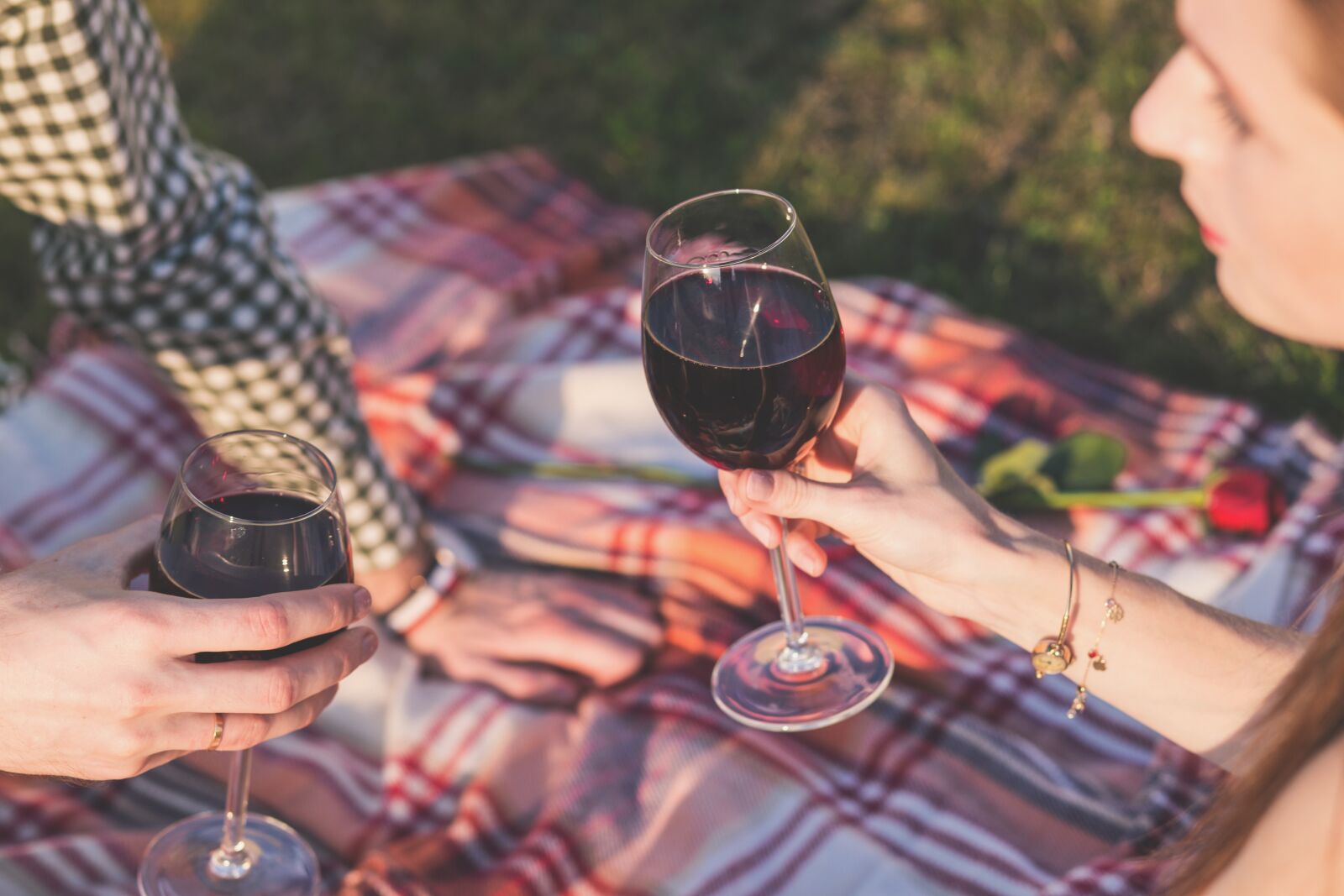 Canon EF 85mm F1.8 USM sample photo. Alcohol, blanket, celebration photography