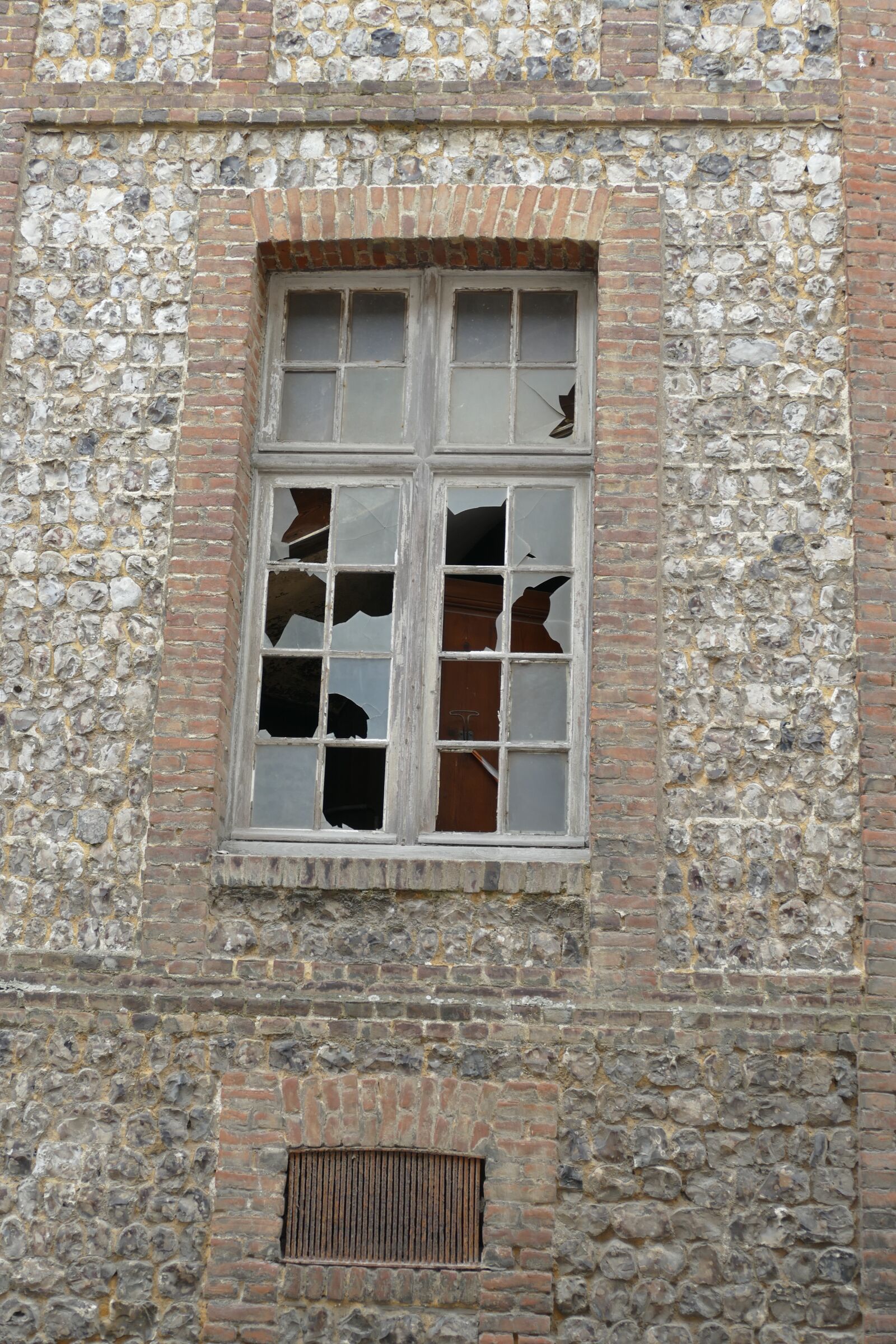 Panasonic Lumix DMC-FZ1000 sample photo. Window, broken, facade photography