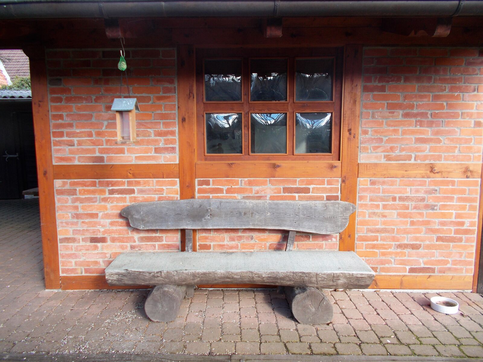 Nikon Coolpix L31 sample photo. Bank, holzfenster, holzhutte, sitzbank photography