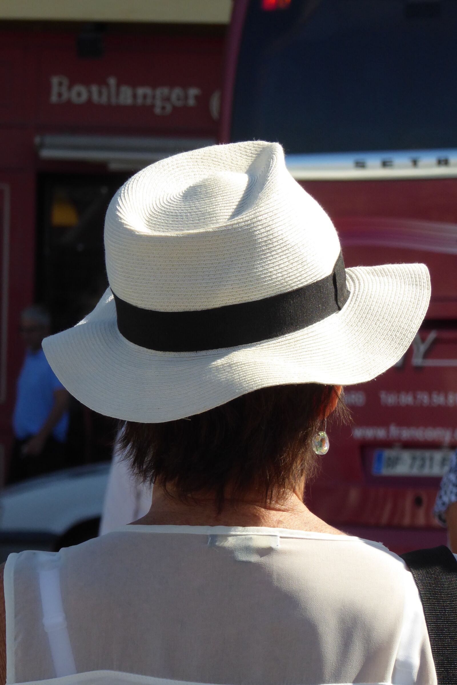 Panasonic Lumix DMC-ZS50 (Lumix DMC-TZ70) sample photo. Woman, hat, go back photography