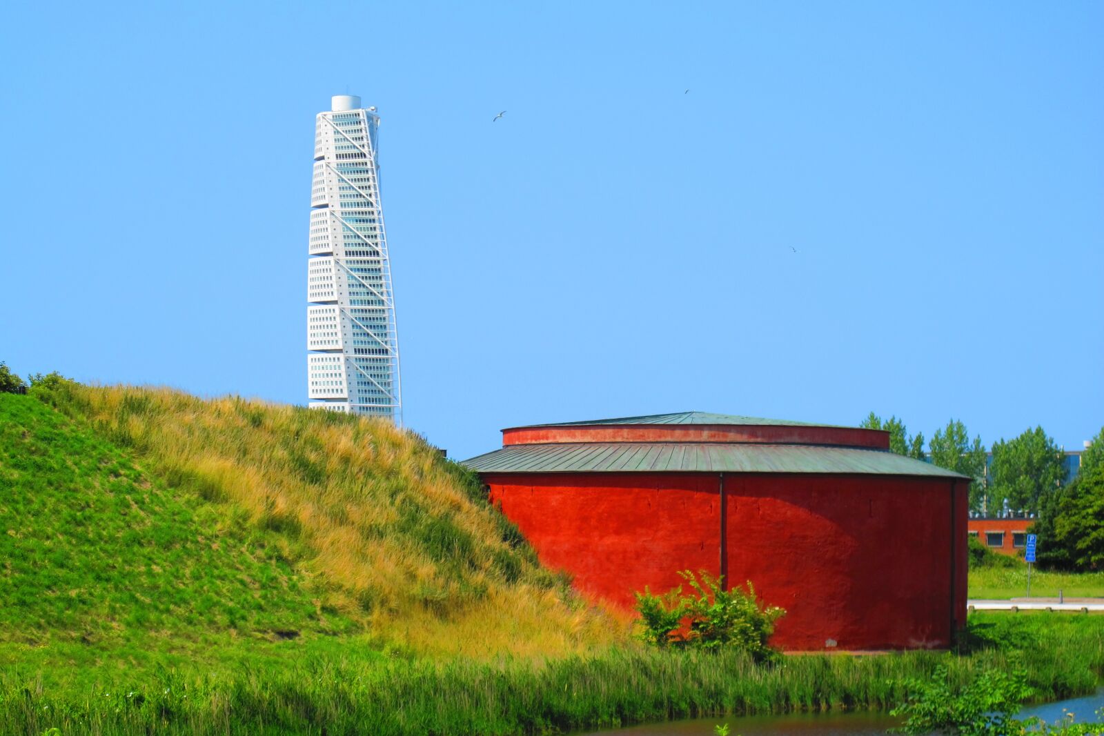 Canon PowerShot G12 sample photo. Malmö, turning torso, building photography