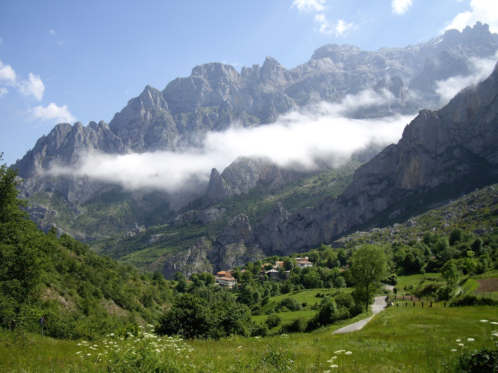Pentax OPTIO S10 sample photo. Peaks europe, mountain, leon photography