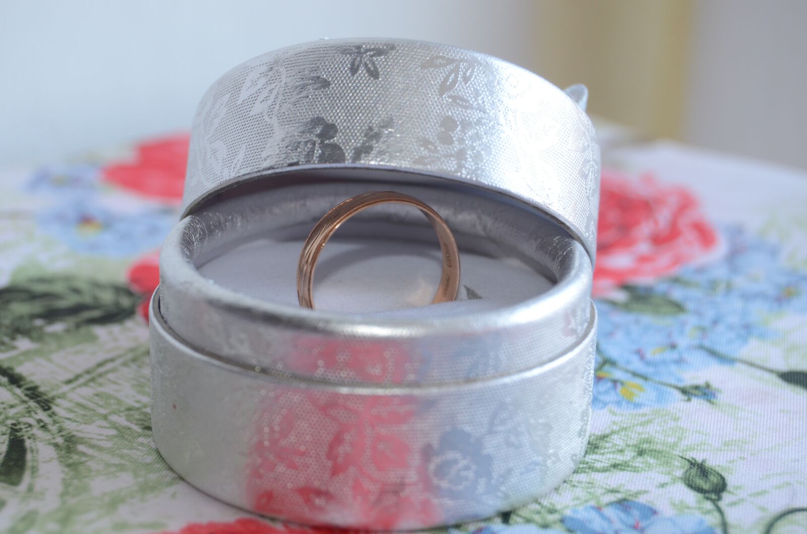 Nikon D7000 sample photo. Ring, gift, box photography