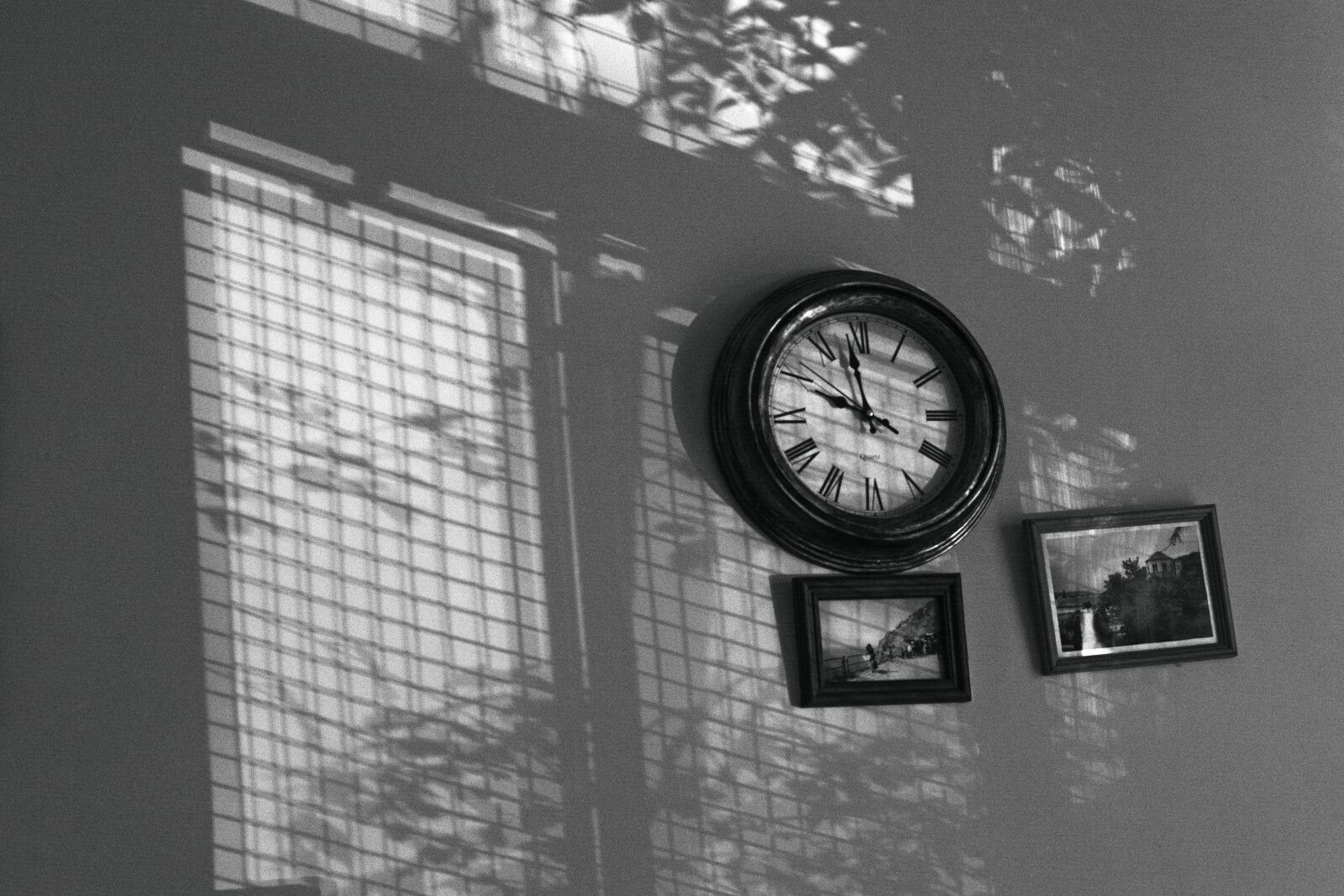 Nikon D5200 sample photo. Clock, wall, shadow photography
