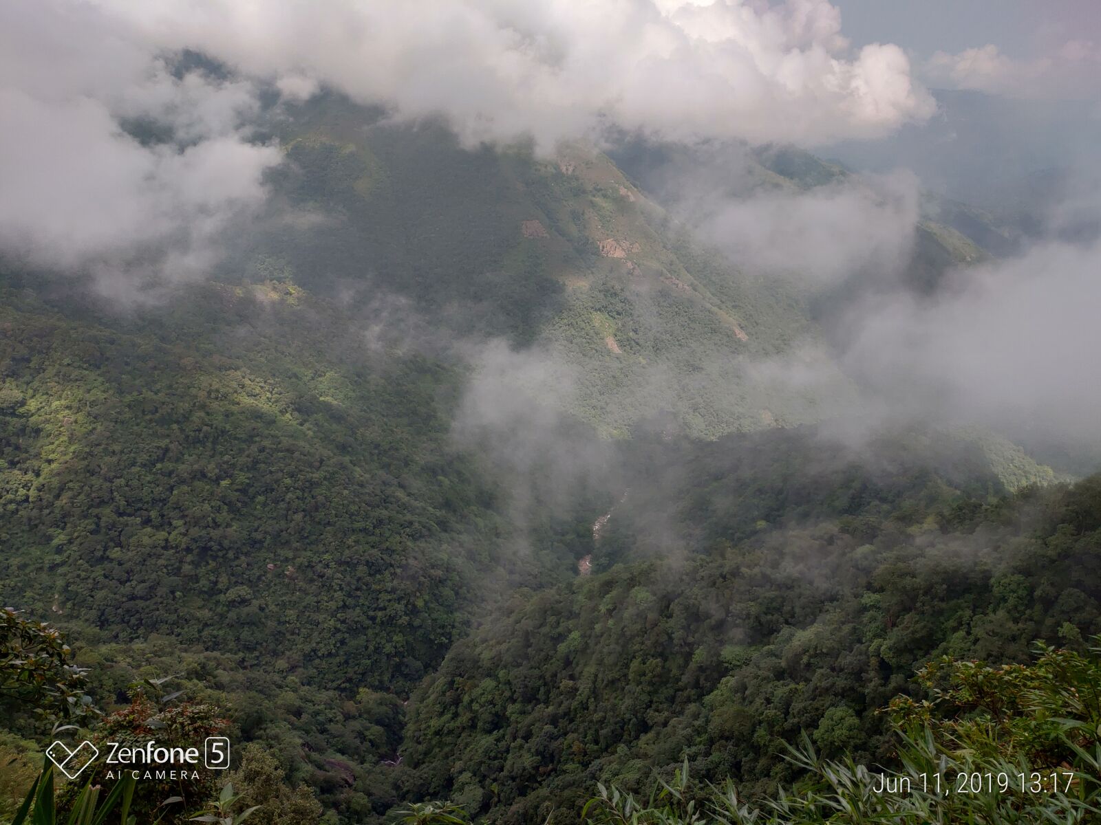 ASUS ZenFone 5Z (ZS620KL) (WW) / 5Z (ZS621KL) (IN) sample photo. Meghalaya, dawki, trekking photography