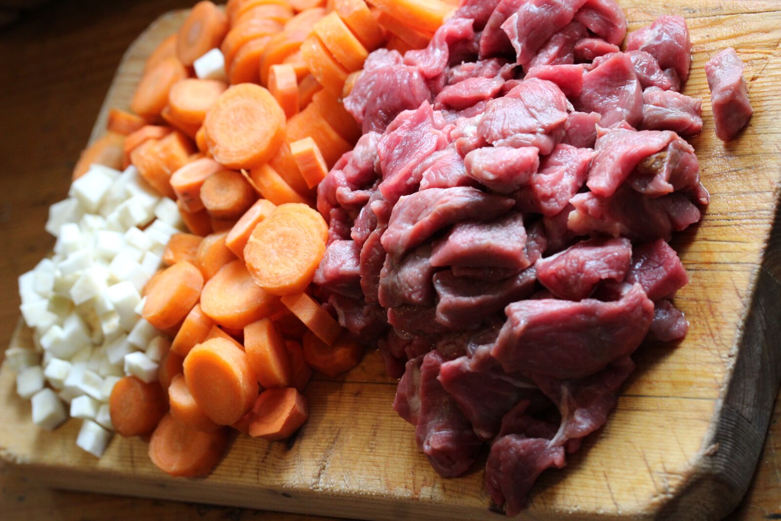 Canon EF-S 60mm F2.8 Macro USM sample photo. Meat, beef, carrots photography