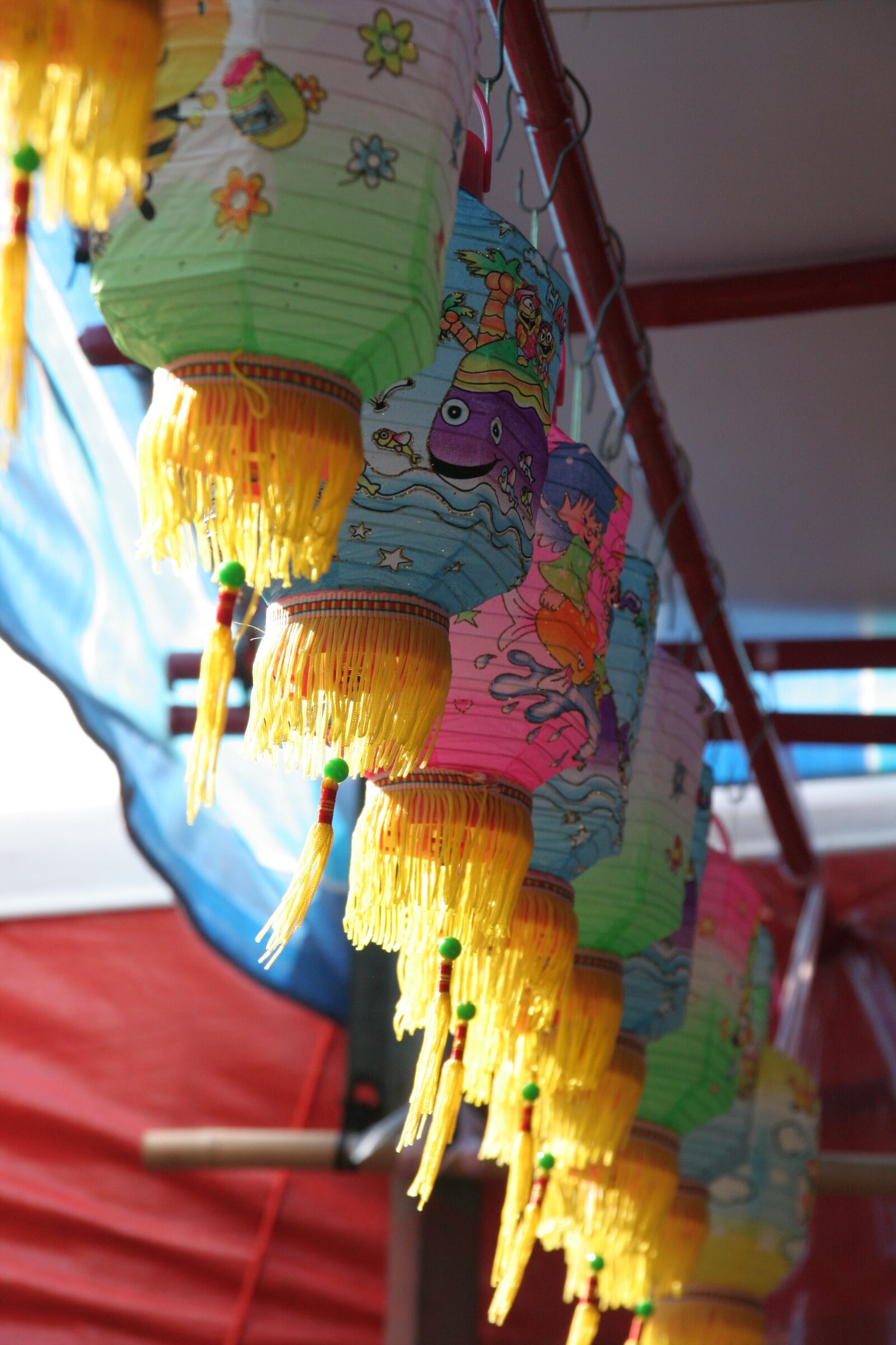 Canon EOS 350D (EOS Digital Rebel XT / EOS Kiss Digital N) sample photo. Hanging lanterns, colourful, festive photography