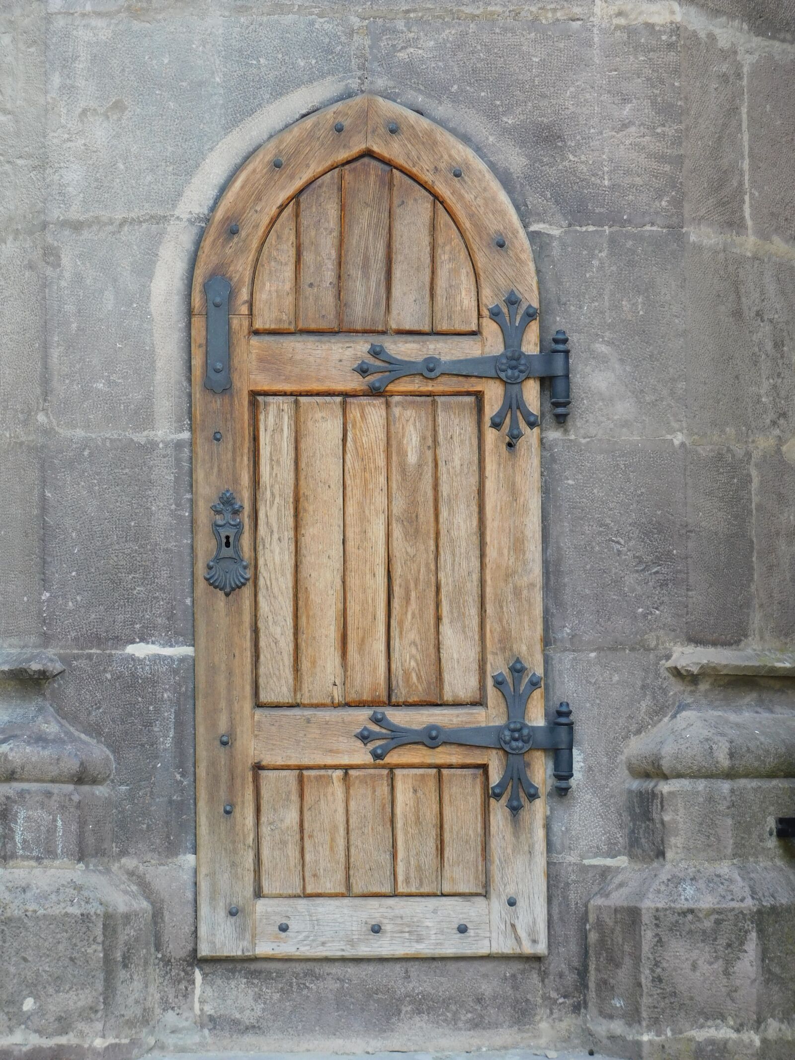 Nikon Coolpix B500 sample photo. Door, castle, wood photography