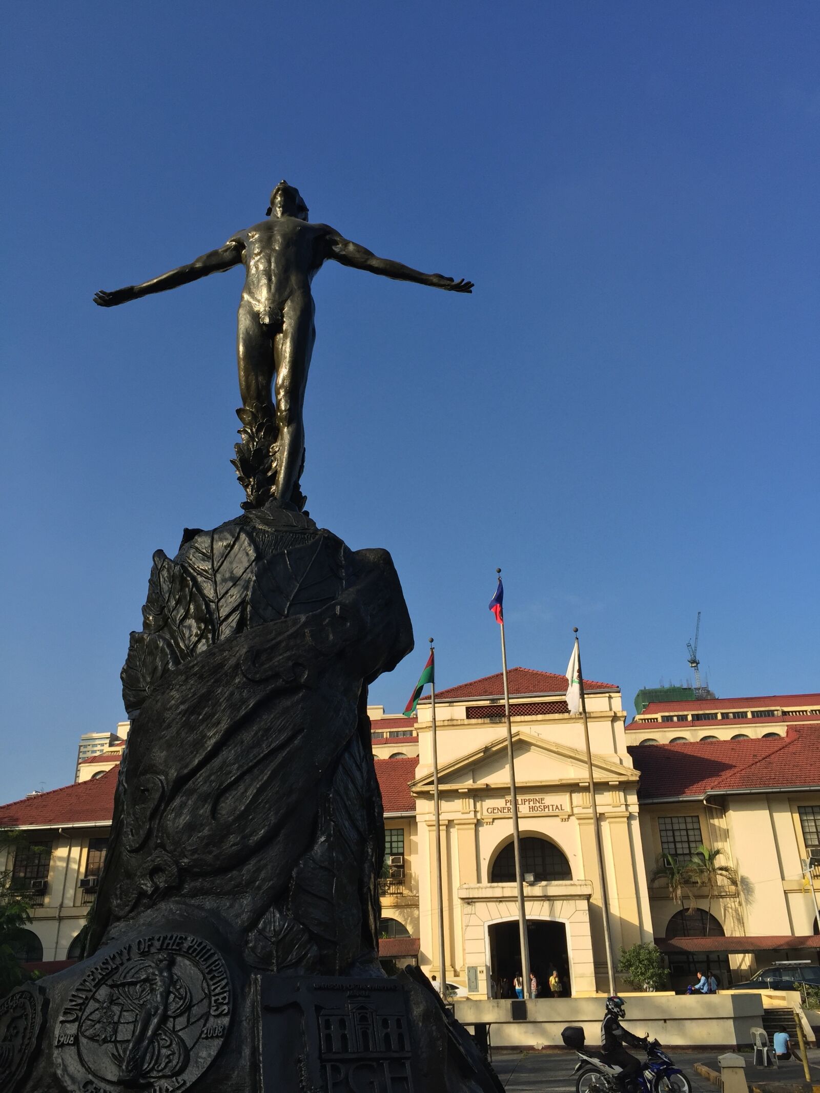 Apple iPhone 6 sample photo. Statue, open arms, university photography