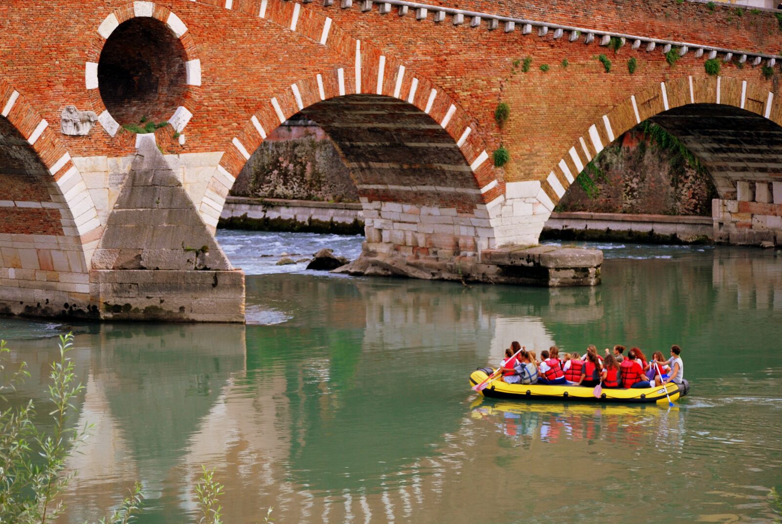 Nikon D60 sample photo. Inflatable, row, stone bridge photography