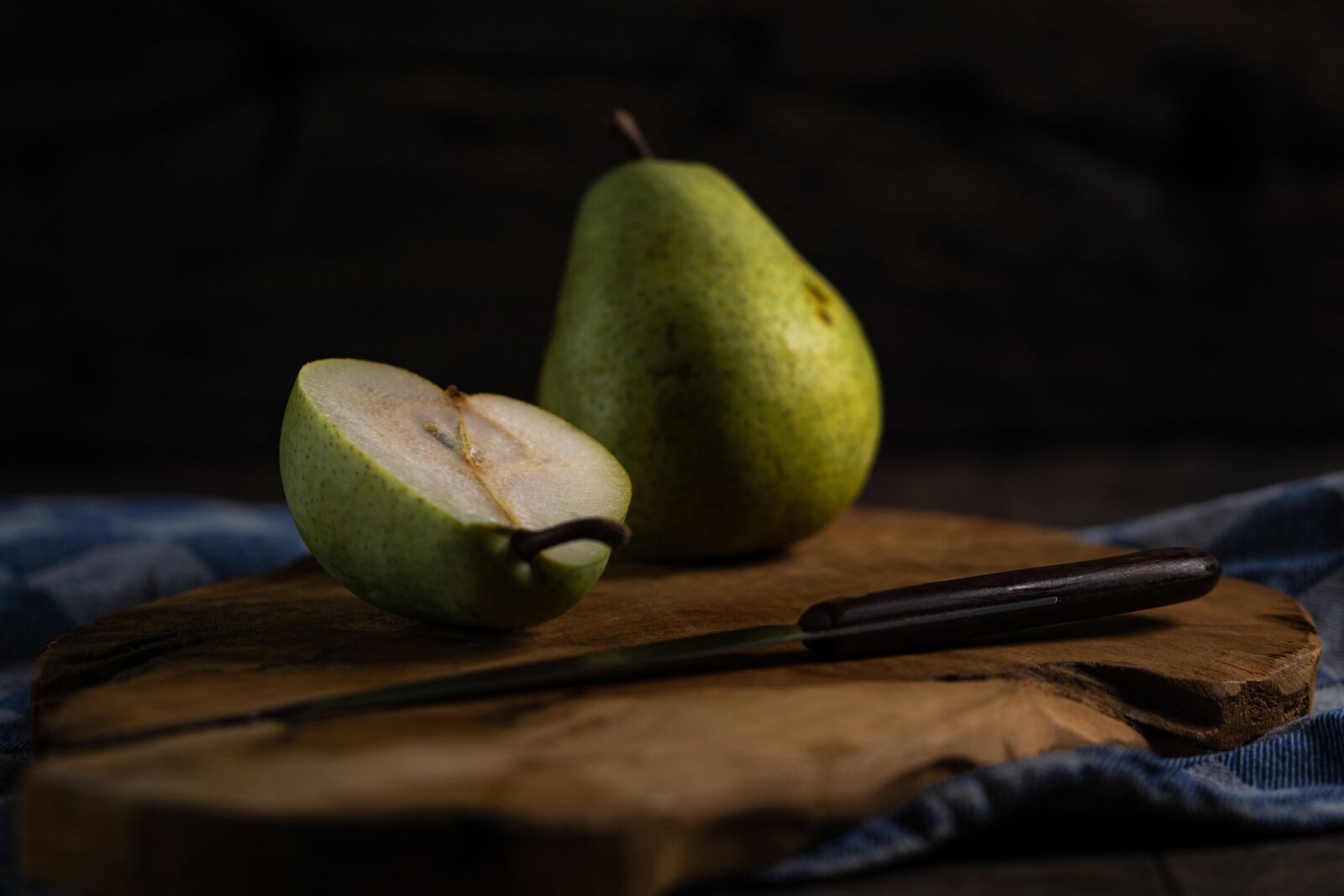 105mm F2.8 sample photo. Pears, fruit, slice photography